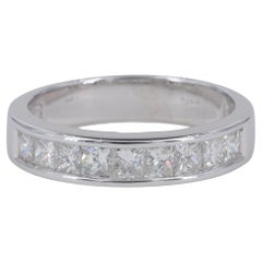 Alliance en or blanc sertie d'un diamant taille princesse et d'un anneau en or