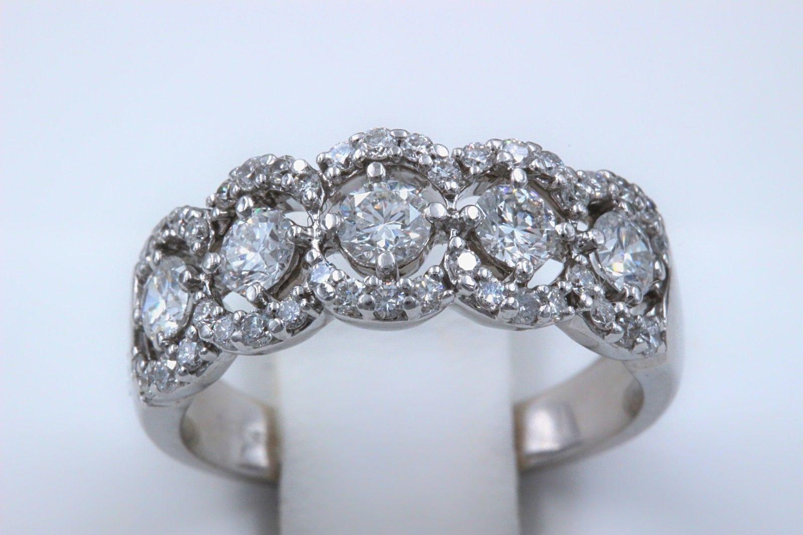 Diamant-Ehering mit Diamant-Halo-Design 14 Karat Weißgold im Angebot 1