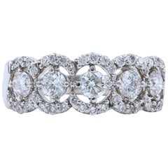 Alliance en or blanc 14 carats avec motif halo de diamants