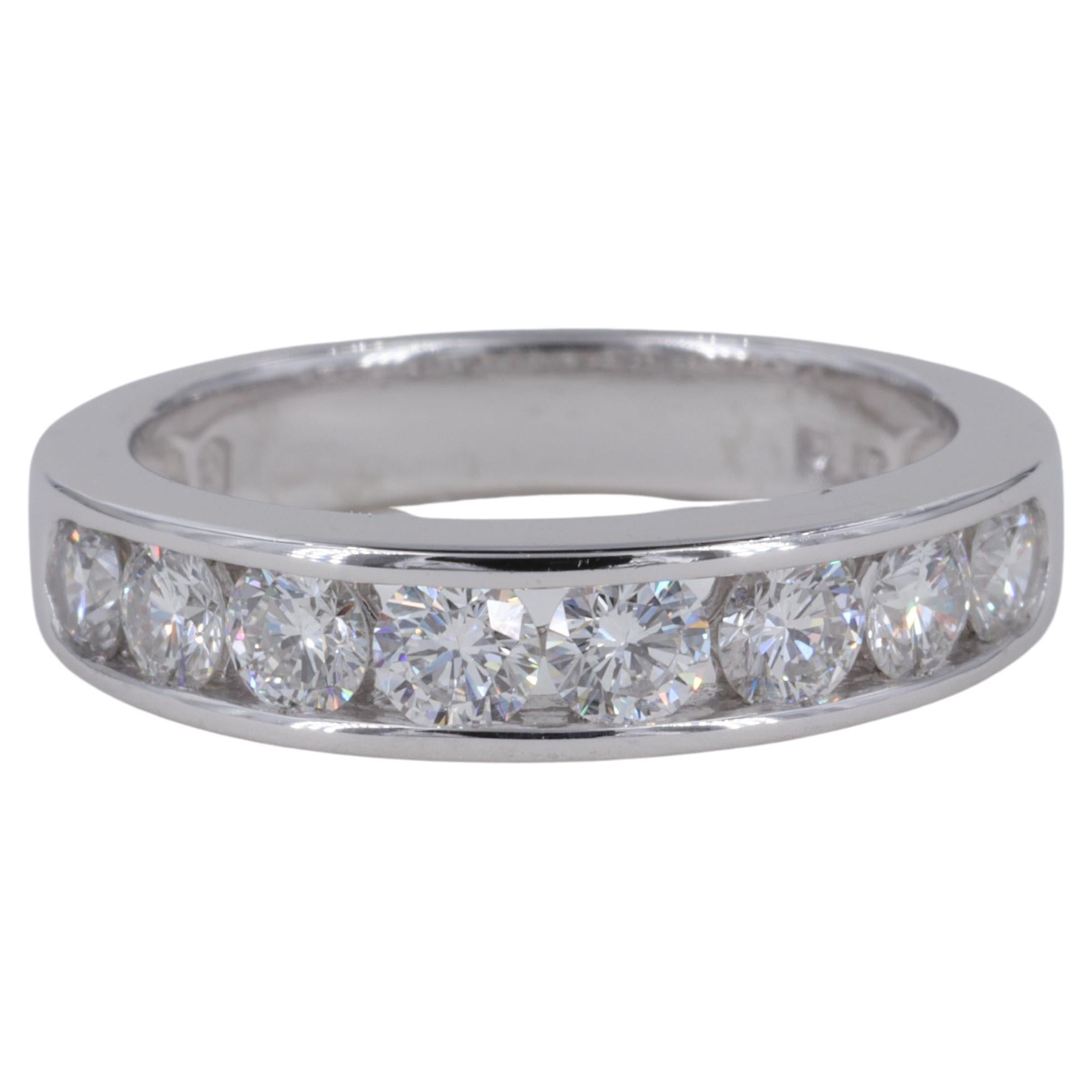 Alianza de boda de diamantes talla brillante redonda engastados en canal en platino