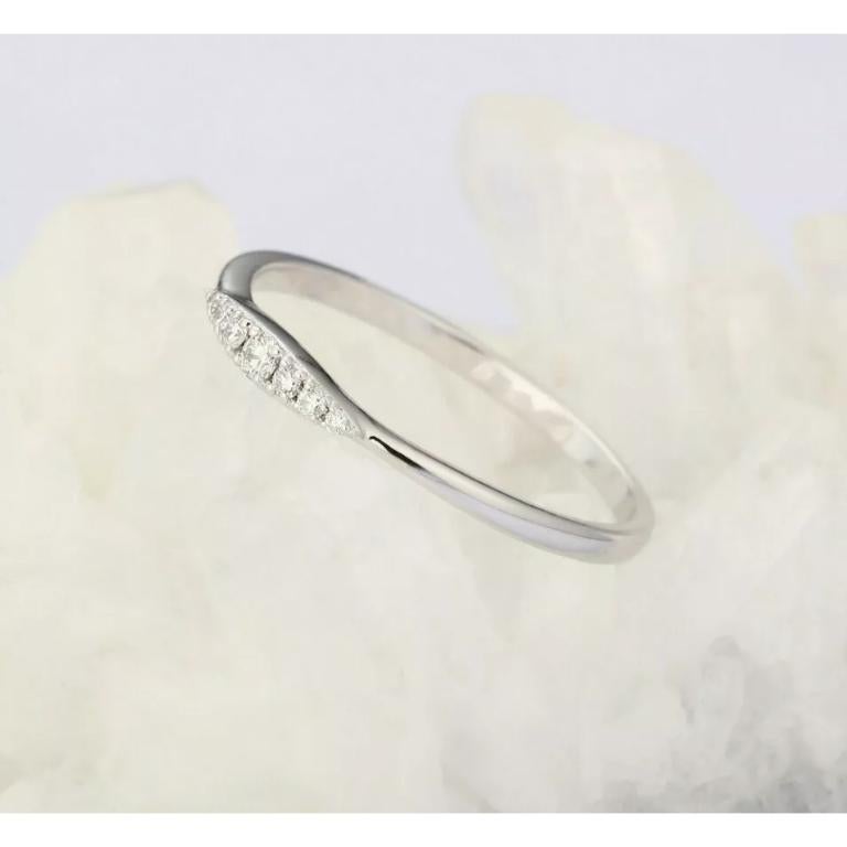 Taille ronde Alliance minimaliste en or blanc 14 carats avec diamants en vente