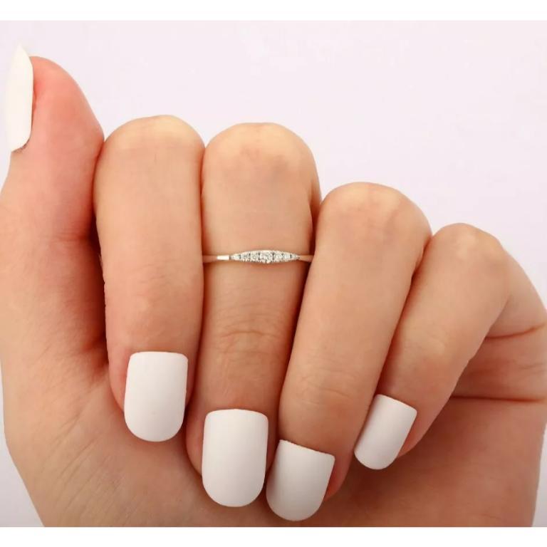 Alliance minimaliste en or blanc 14 carats avec diamants Neuf - En vente à Chicago, IL