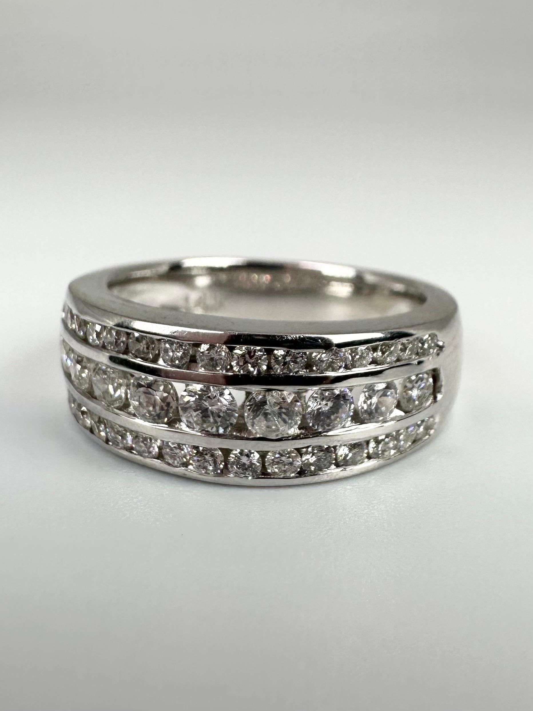 Atemberaubendes breites Band mit natürlichen Diamanten in Kanalfassung! Der Ring ist aus 14KT Weißgold gefertigt!

GOLD: 14KT Gold
NATÜRLICHE(R) DIAMANT(E)
Klarheit/Farbe: SI/H
Karat:0,75ct
Schliff:Runder Brillant
Gramm:7.71
Größe: 6,5
Artikel Nr.: