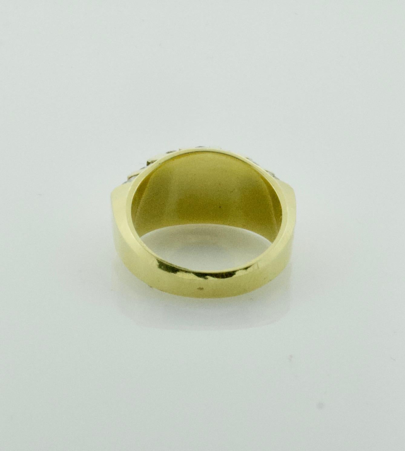 Round Cut Diamond Wedding or Fashion Ring in 18 Karat Yellow Gold, circa 1970s For Sale