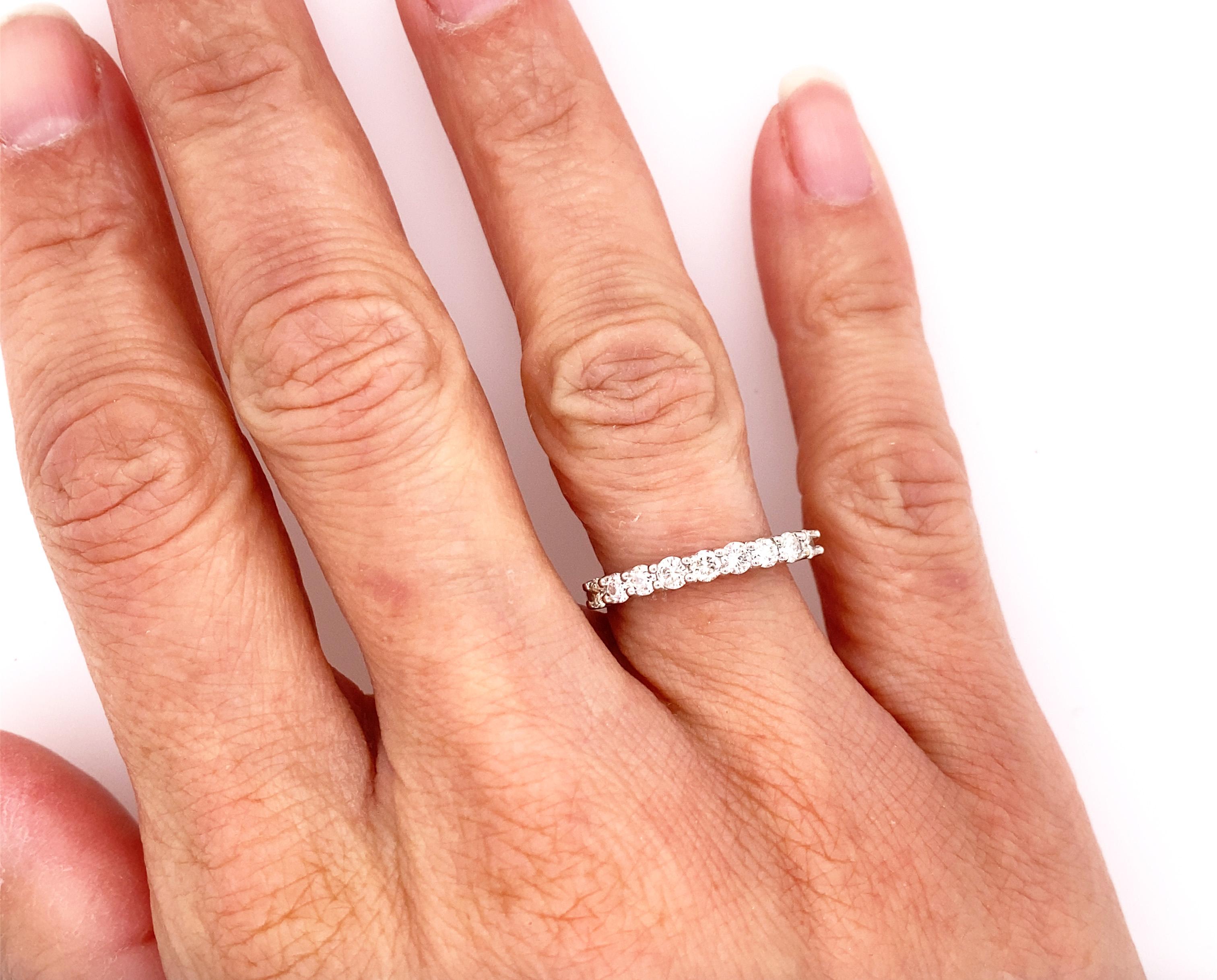 Bague d'anniversaire de mariage en diamant 0,60 carat G-H/VS-SI 14 carats, faite pour être empilée en vente 1