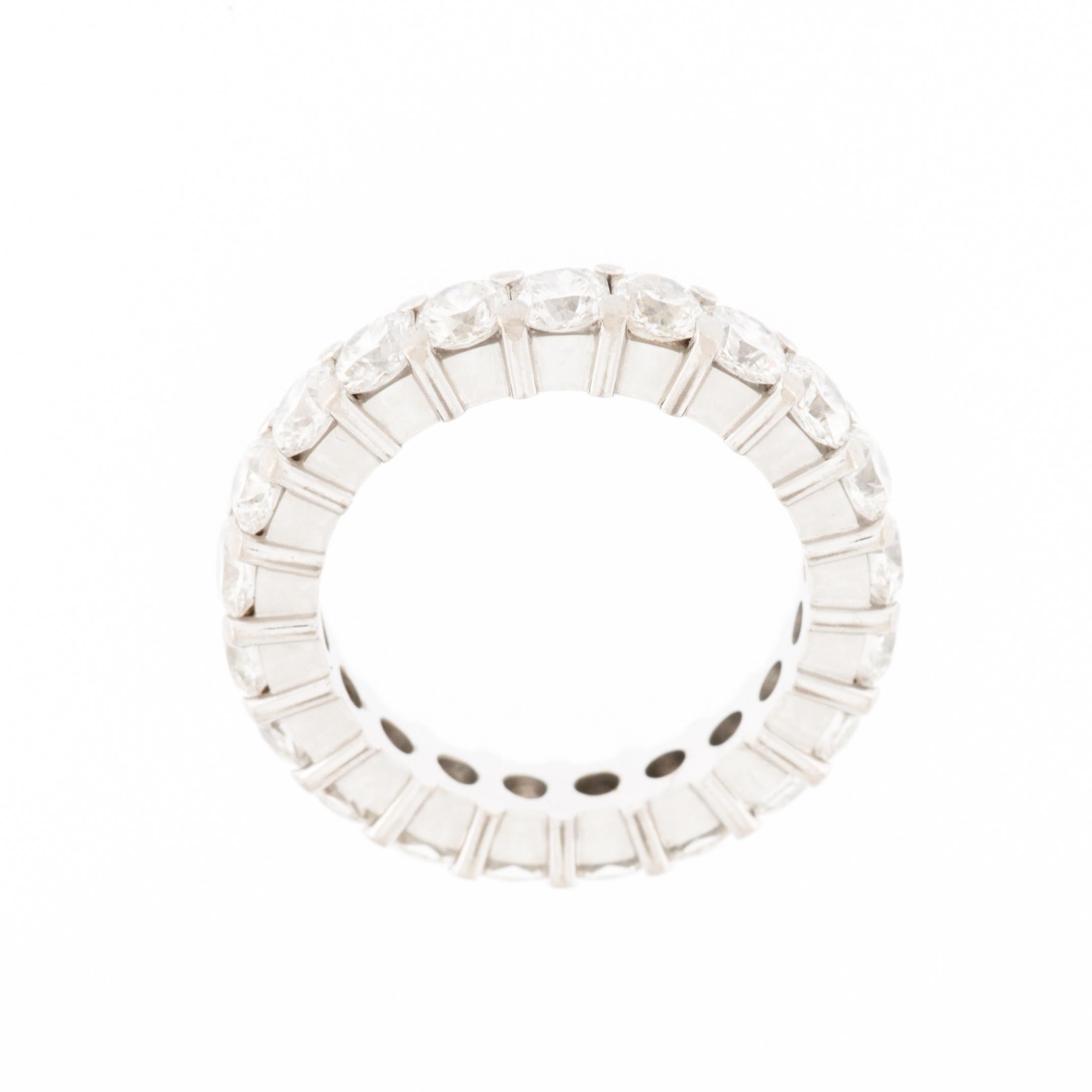 El Anillo de Eternidad de Diamantes Raros de Talla Flandes Certificado HRD de Oro Blanco de 18 Kilates es una exquisita pieza de joyería diseñada para simbolizar el amor y el compromiso eternos. Elaborado con precisión y elegancia, este anillo