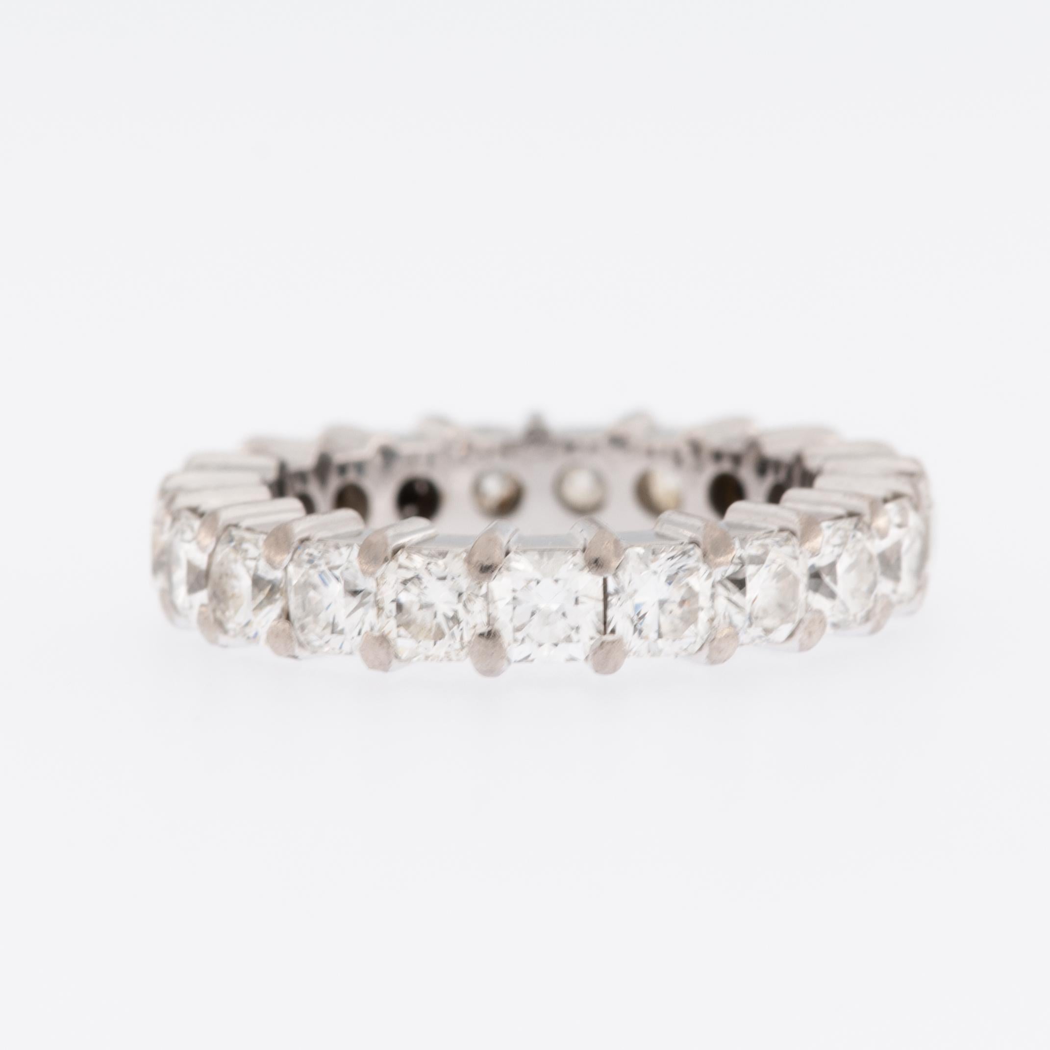 Eternity-Ring aus Weißgold mit HRD-zertifizierten seltenen Diamanten im Flanders-Schliff (Gemischter Schliff) im Angebot