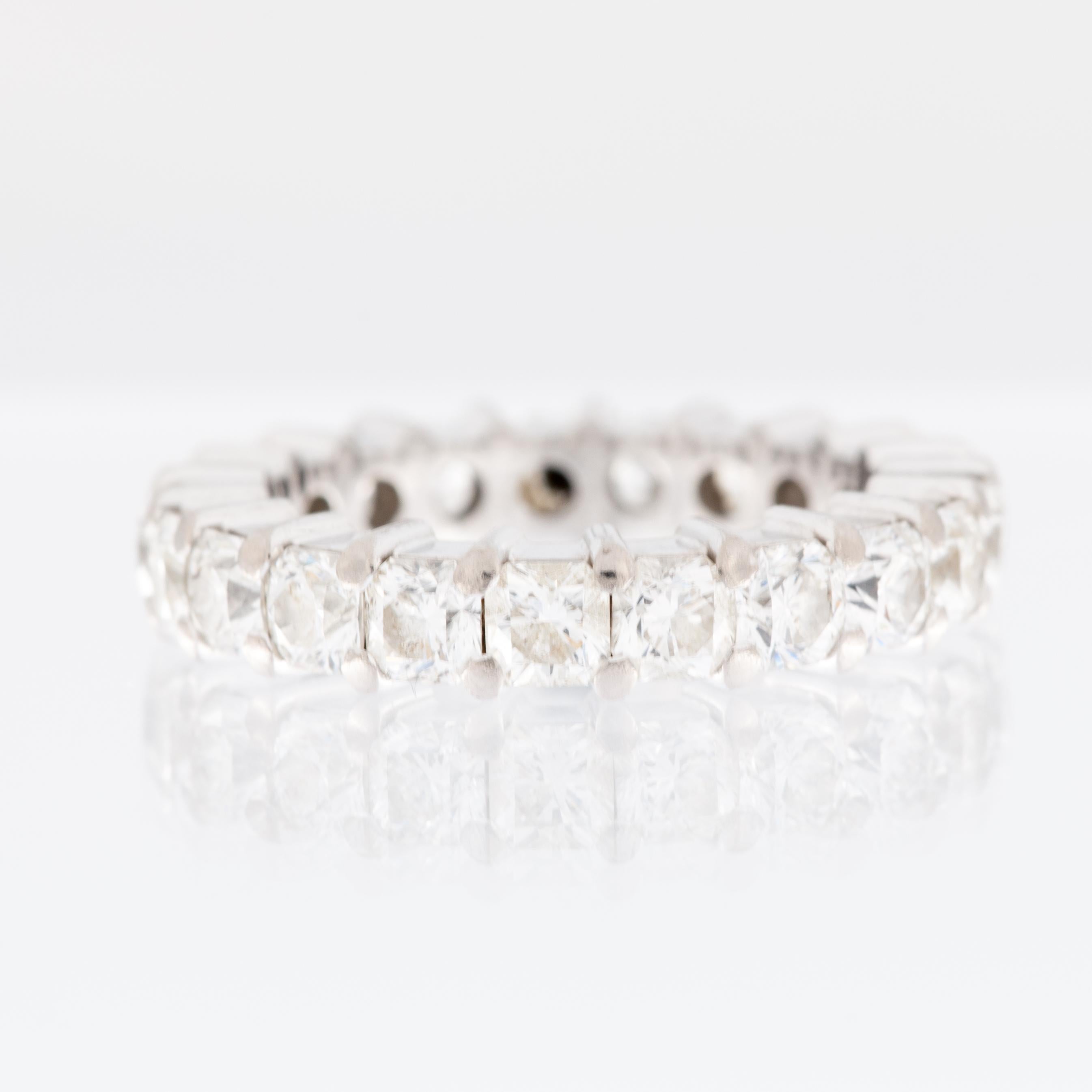 Eternity-Ring aus Weißgold mit HRD-zertifizierten seltenen Diamanten im Flanders-Schliff im Zustand „Hervorragend“ im Angebot in Esch sur Alzette, Esch-sur-Alzette