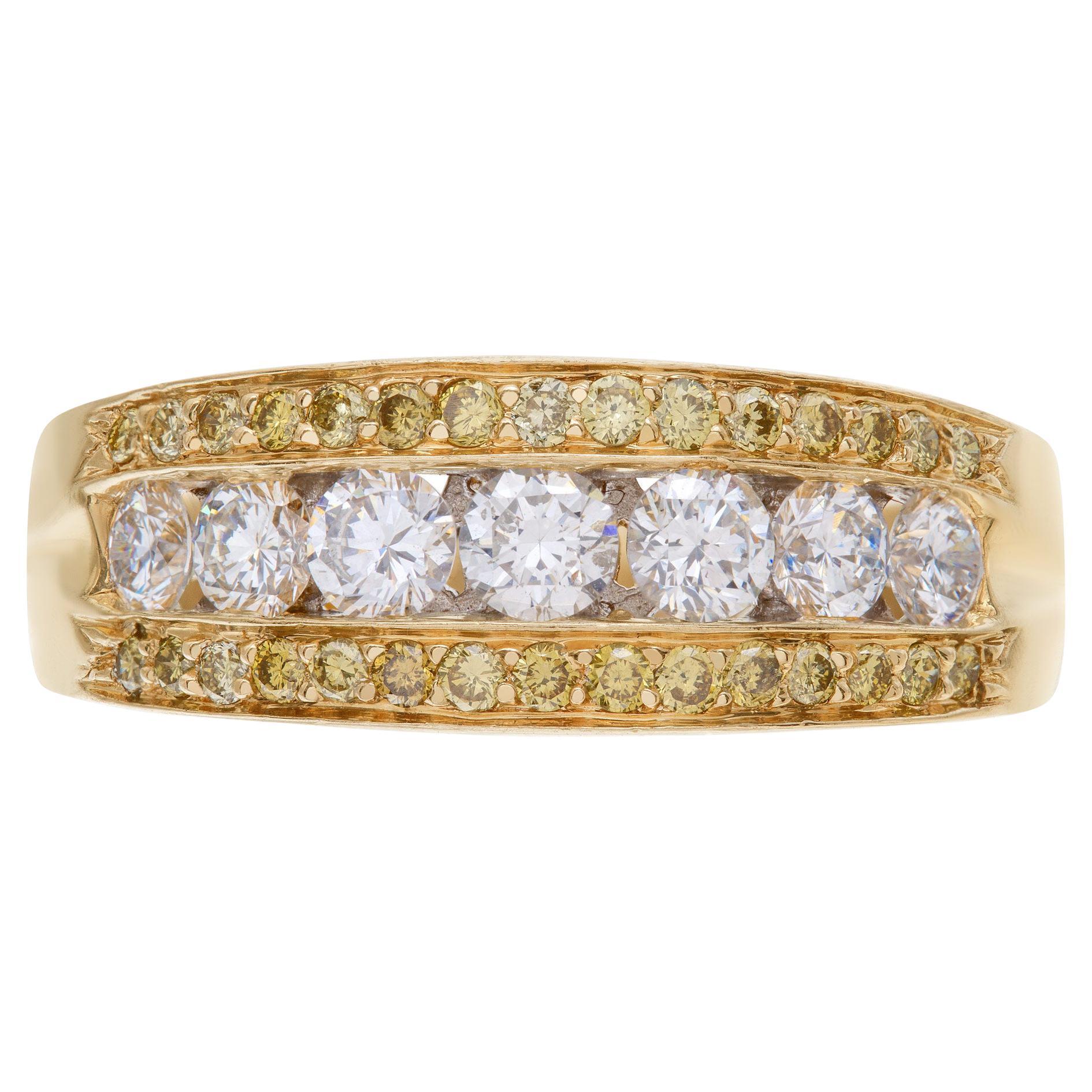 Diamond Wedding Ring with 7 Full Cut Round Brilliants Diamonds Set For Sale