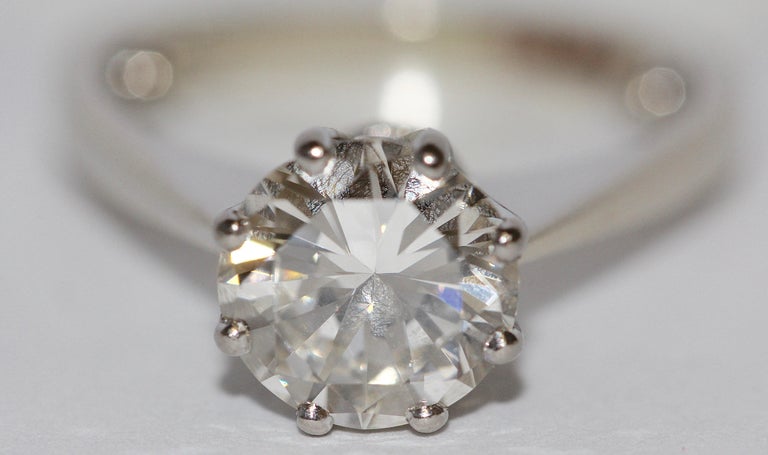 Diamond Wedding Ring with Solitaire 2 Carat, Wesselton, IF, 14 Karat Gold In Excellent Condition For Sale In Berlin, DE
