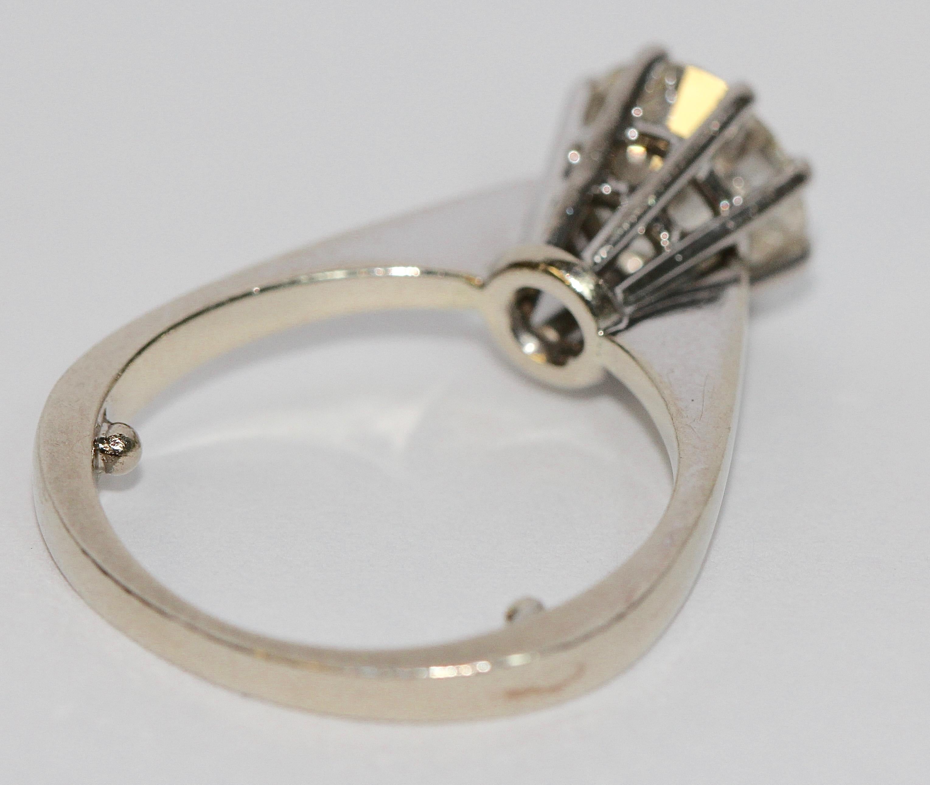 Diamond Wedding Ring with Solitaire 2 Carat, Wesselton, IF, 14 Karat Gold In Excellent Condition For Sale In Berlin, DE