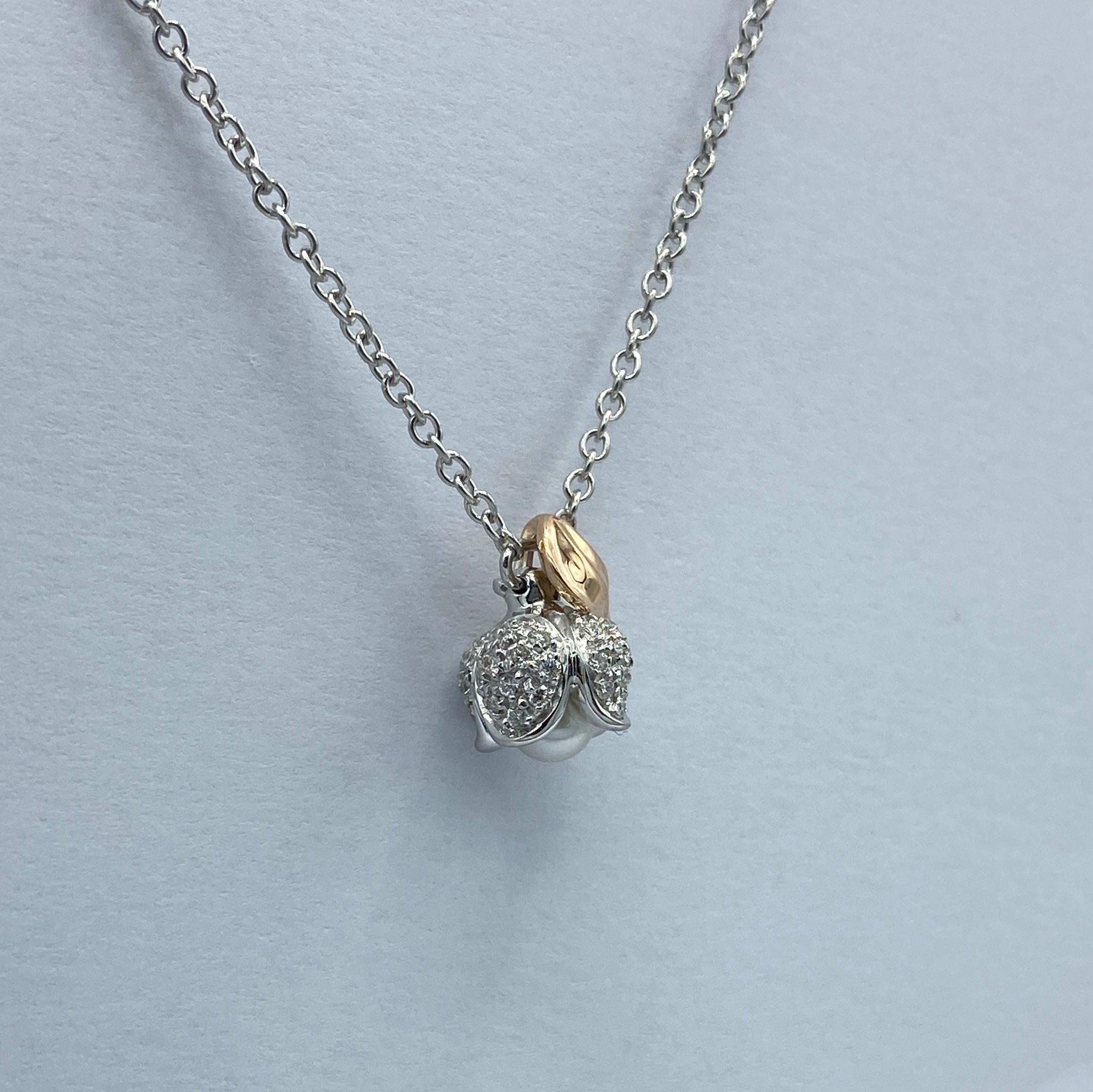 This graceful lily of the valley pendant with its chain is set on the petals with ct 0.42 white diamonds (quality F / G VVS). Inside the corolla there is a white pearl of 5 mm in diameter.
The chain is 42 cm long.