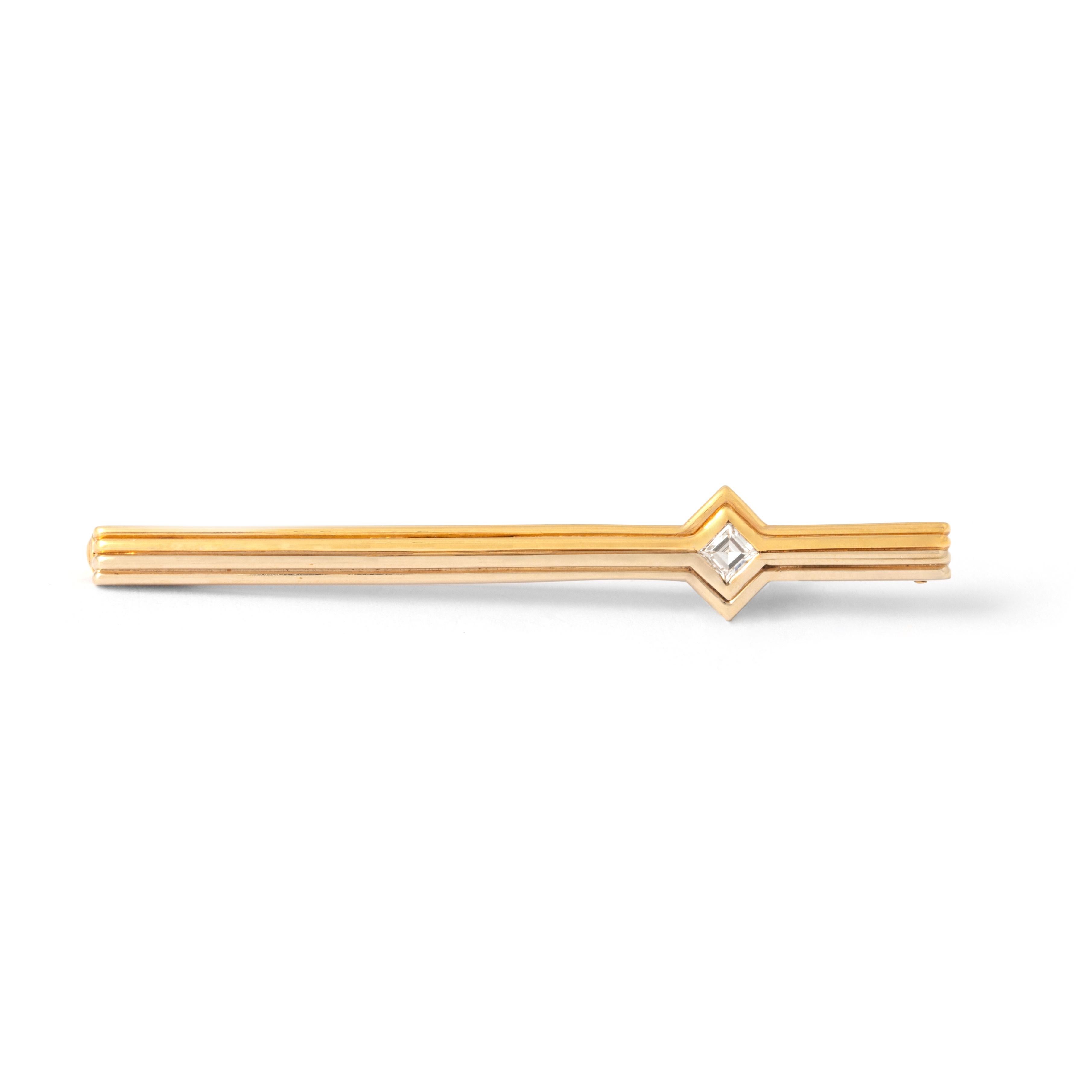 Diamond White and Yellow Gold 18K Brooch.
Set by one diamond square cut estimated 0.22 carat.
