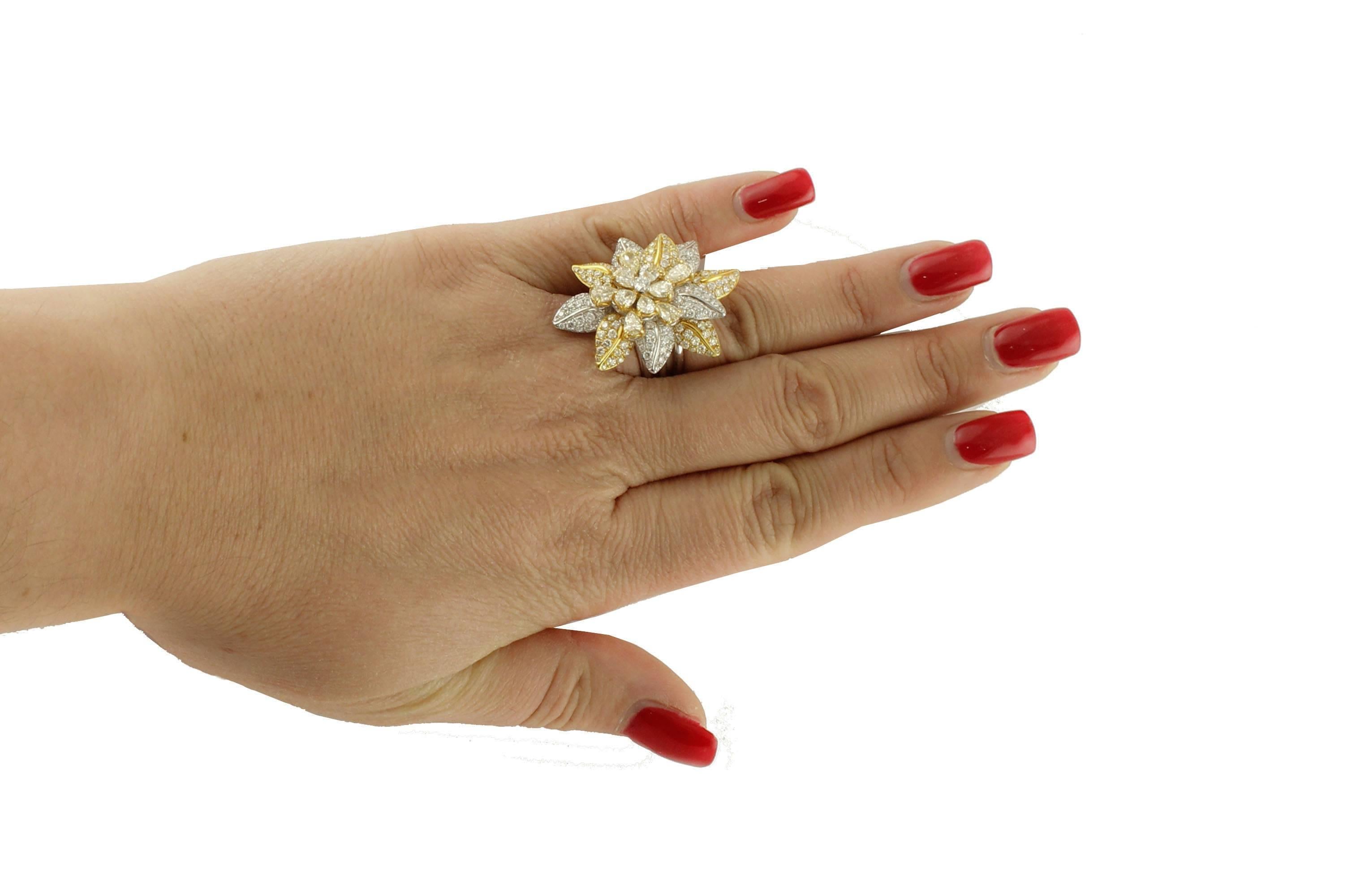 4, 64 carat Diamond 18 kt White and Yellow Gold Flower Ring In Excellent Condition In Marcianise, Marcianise (CE)