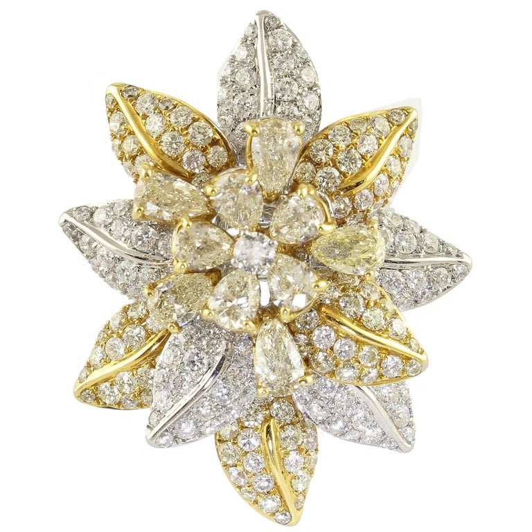 4,64 carat Diamond 18 kt White and Yellow Gold Flower Ring at 1stDibs