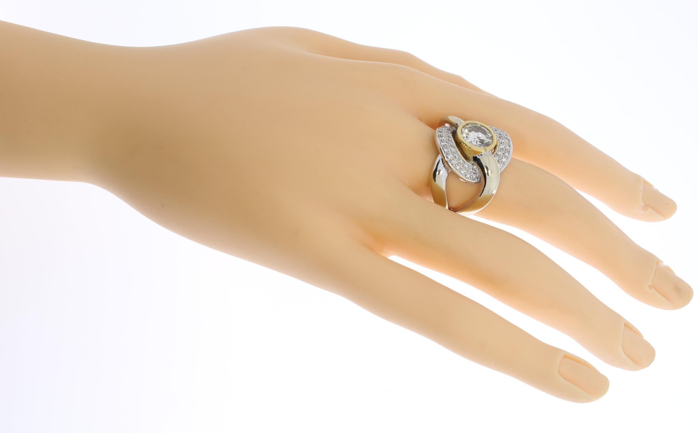 Ring aus Weiß- und Gelbgold mit Diamanten im Angebot 5