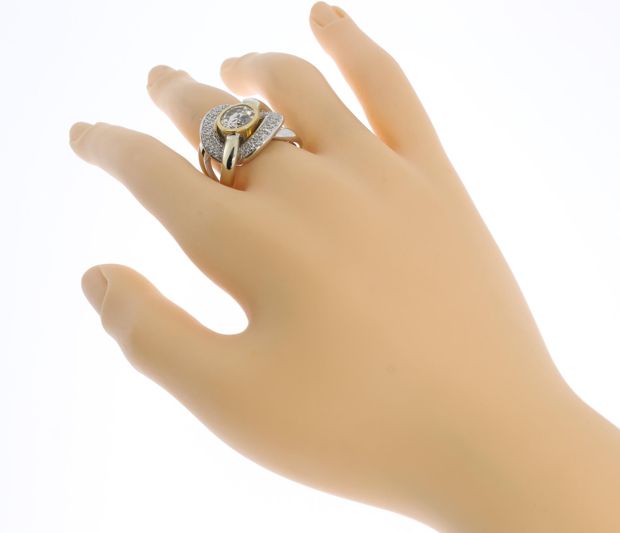 Ring aus Weiß- und Gelbgold mit Diamanten im Angebot 6