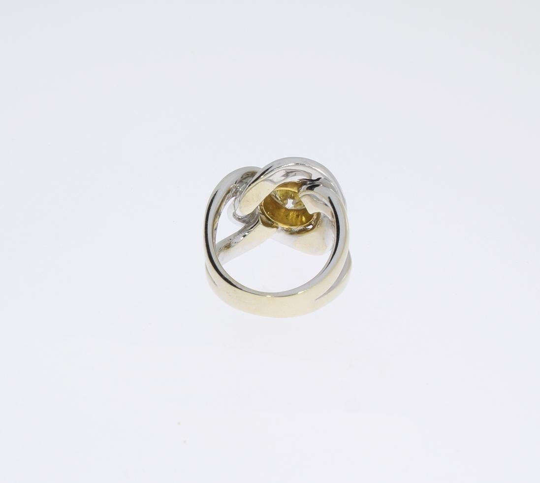 Ring aus Weiß- und Gelbgold mit Diamanten im Angebot 1