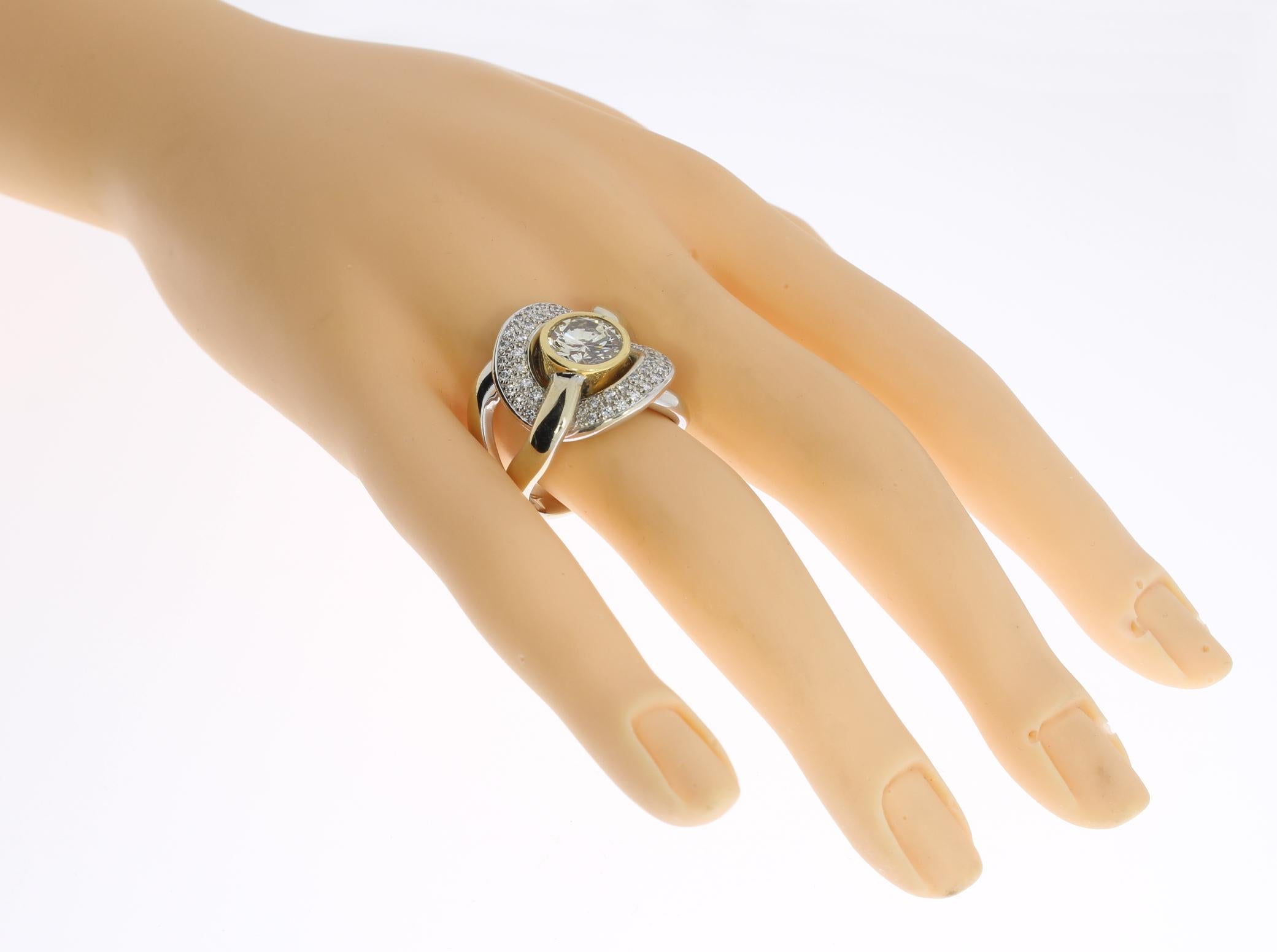 Ring aus Weiß- und Gelbgold mit Diamanten im Angebot 2