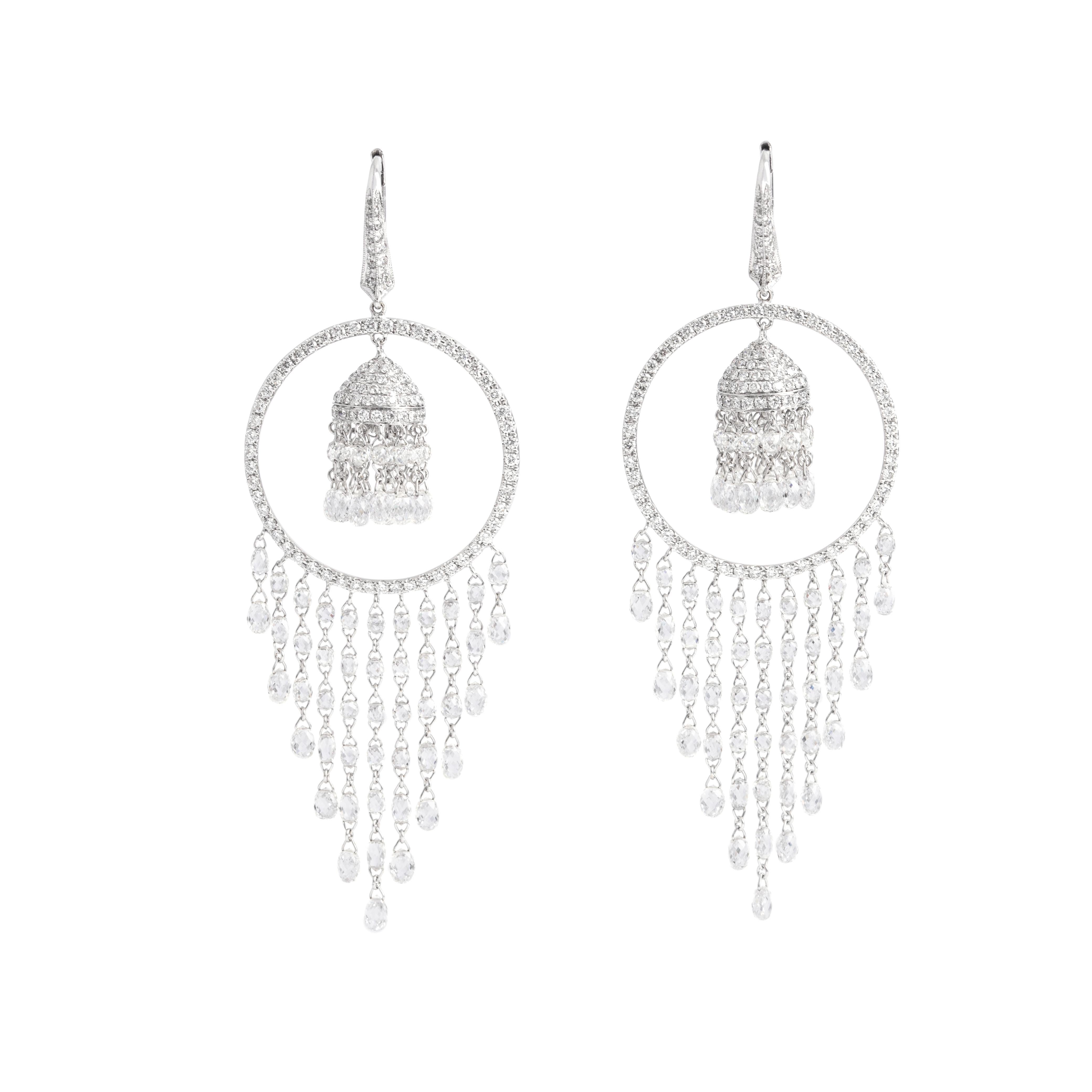Orecchini in oro bianco 18K con diamante taglio briolette e taglio rotondo da 18,56 carati, colore stimato G e purezza Si1. 

Peso lordo totale: 11.67 grammi.
Lunghezza totale: 7.50 centimetri
Peso: circa 0,1 centimetri fino a 2,60 centimetri