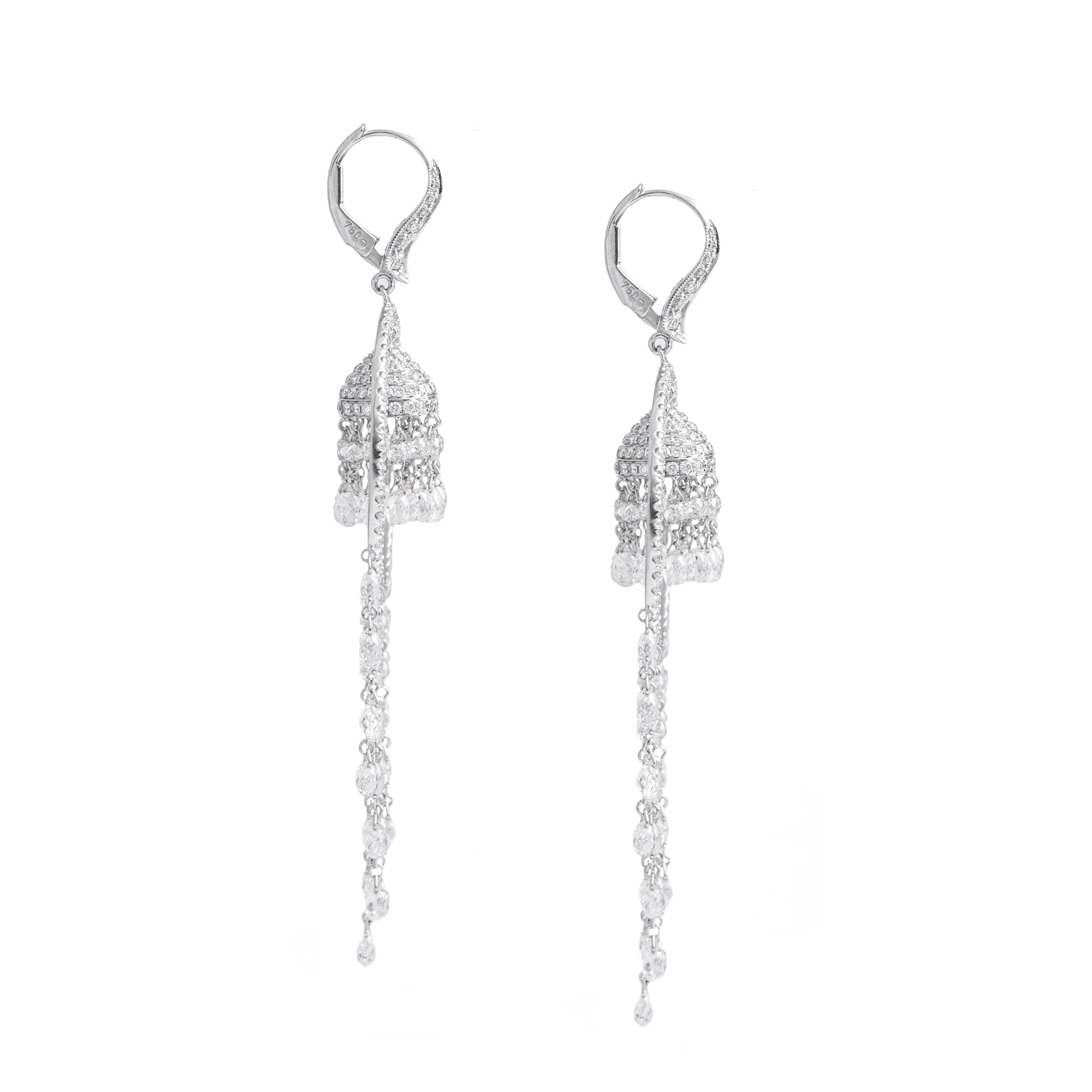 Taille briolette Boucles d'oreilles chandelier en or blanc 18K avec diamants en vente