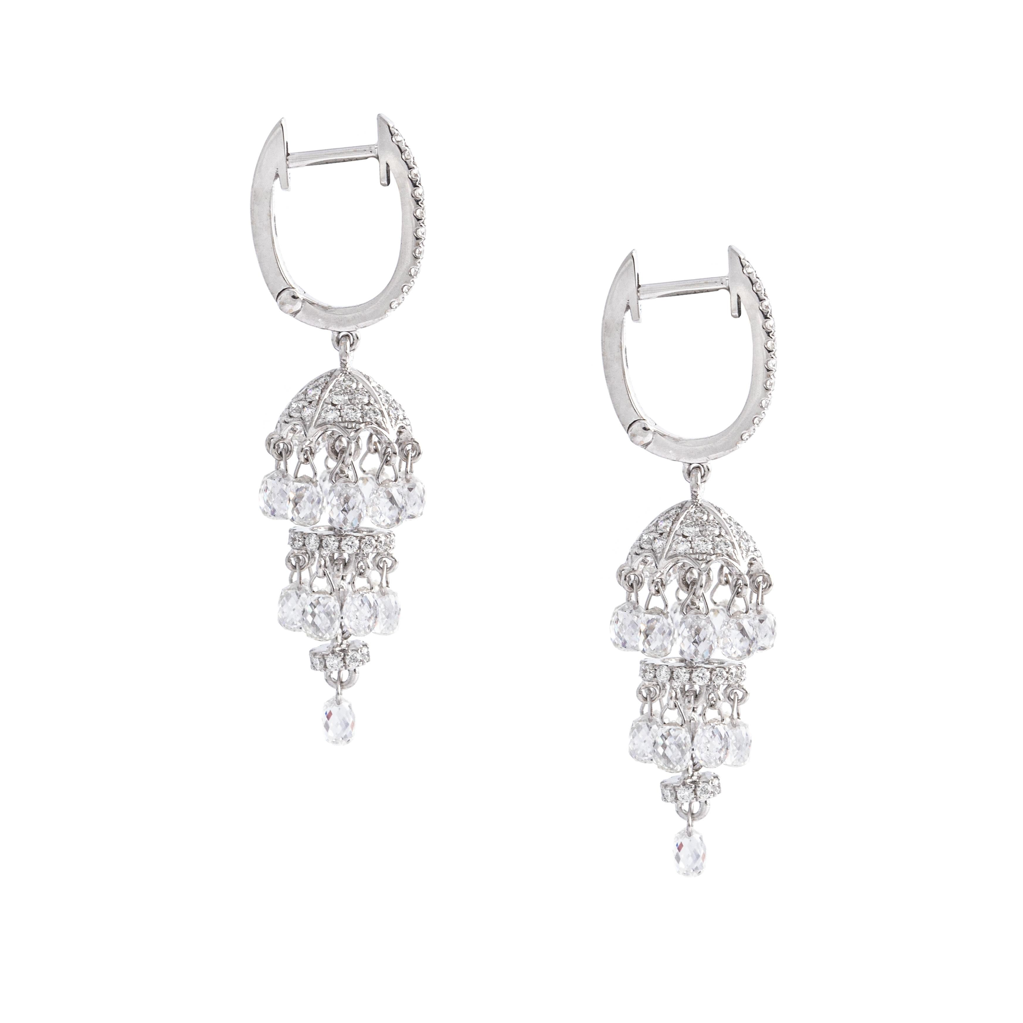 Taille briolette Boucles d'oreilles chandelier en or blanc 18K avec diamants en vente