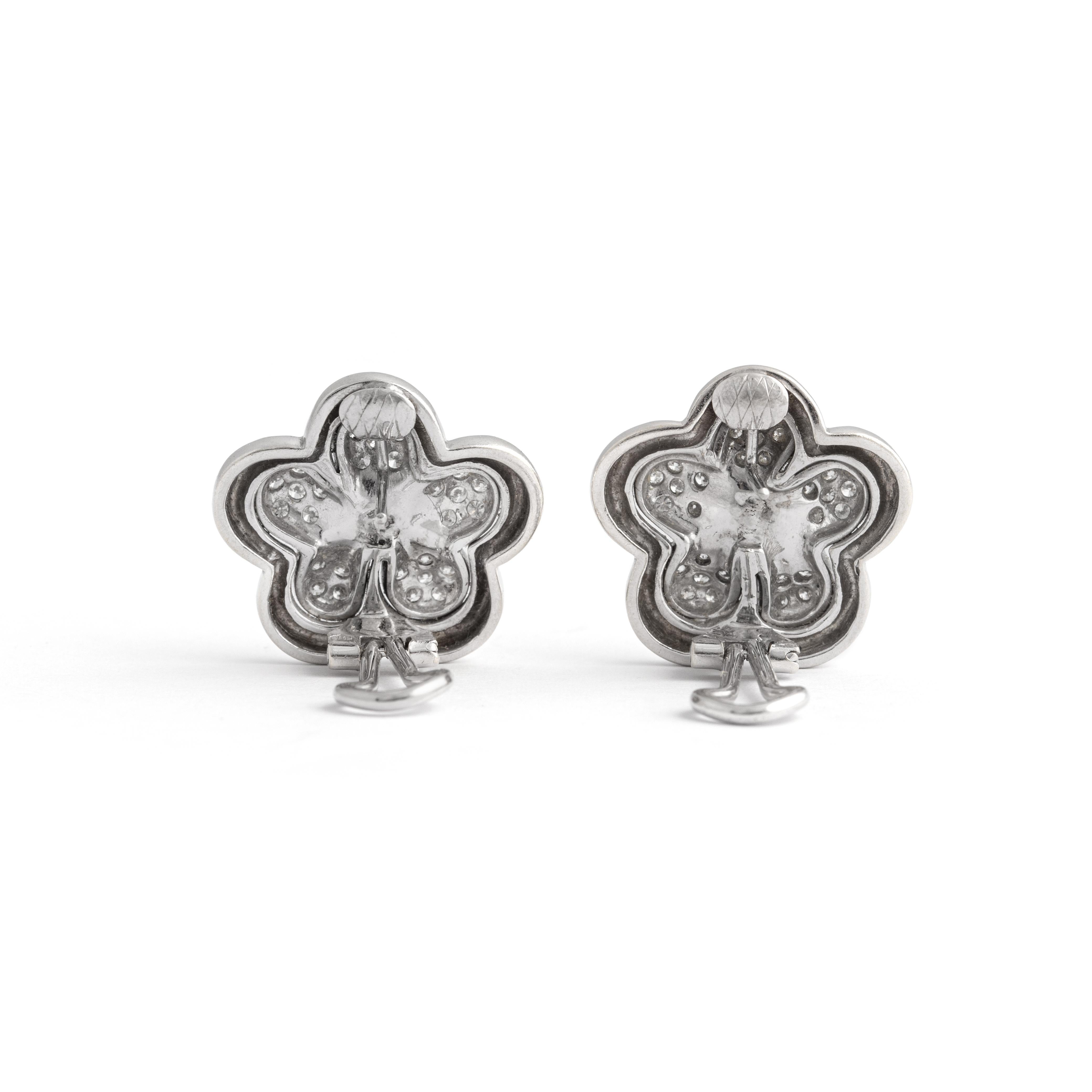 Diamond White Gold 18K Flower Ear Clips In Excellent Condition For Sale In Geneva, CH