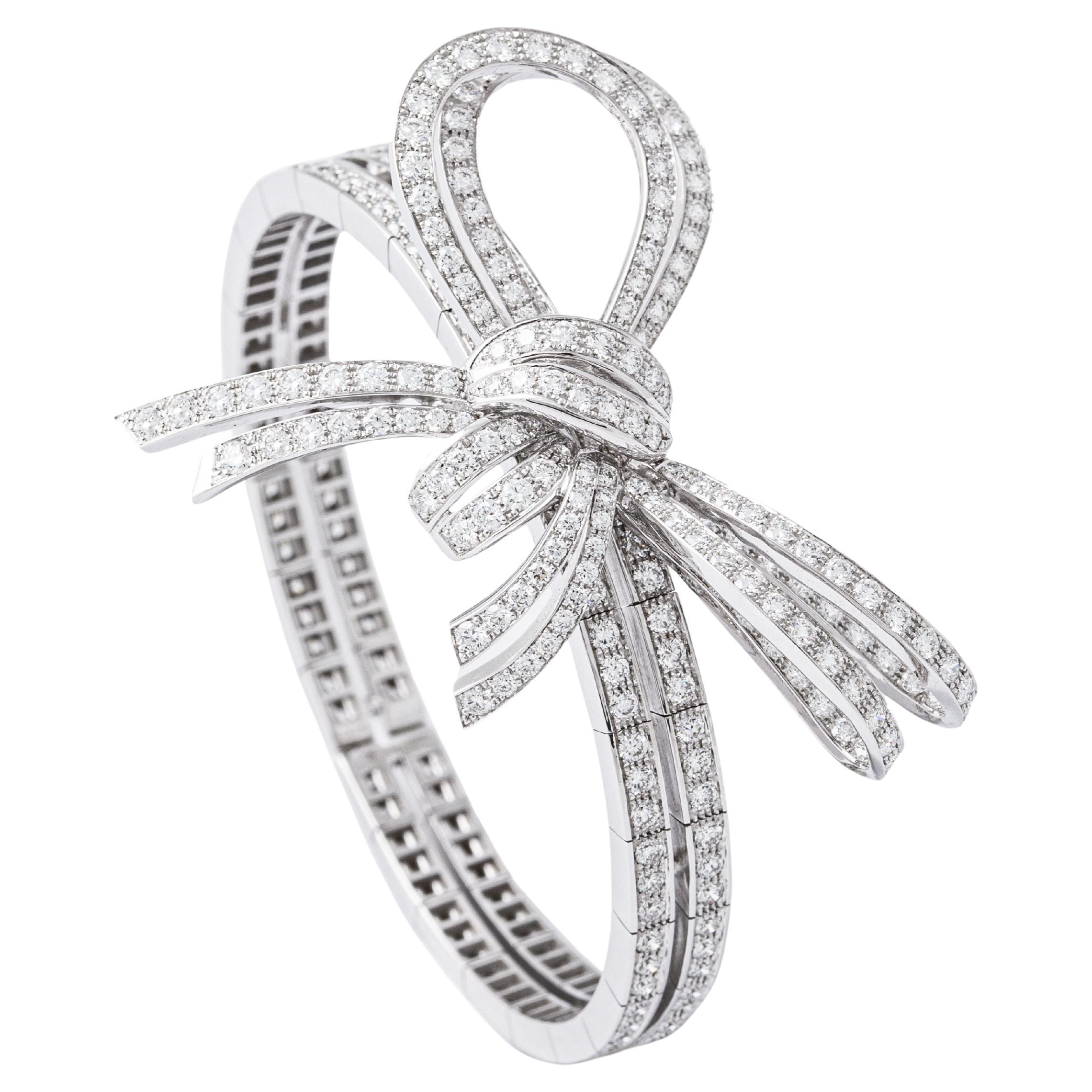Bracelet nœud en or blanc 18K serti de 309 diamants 8.04 cts. Flexible.
Dimensions du nœud : 5,50 x 4,00 centimètres.
Taille du poignet : environ 17,50 à 19,00 centimètres.

Le bracelet est souple.
