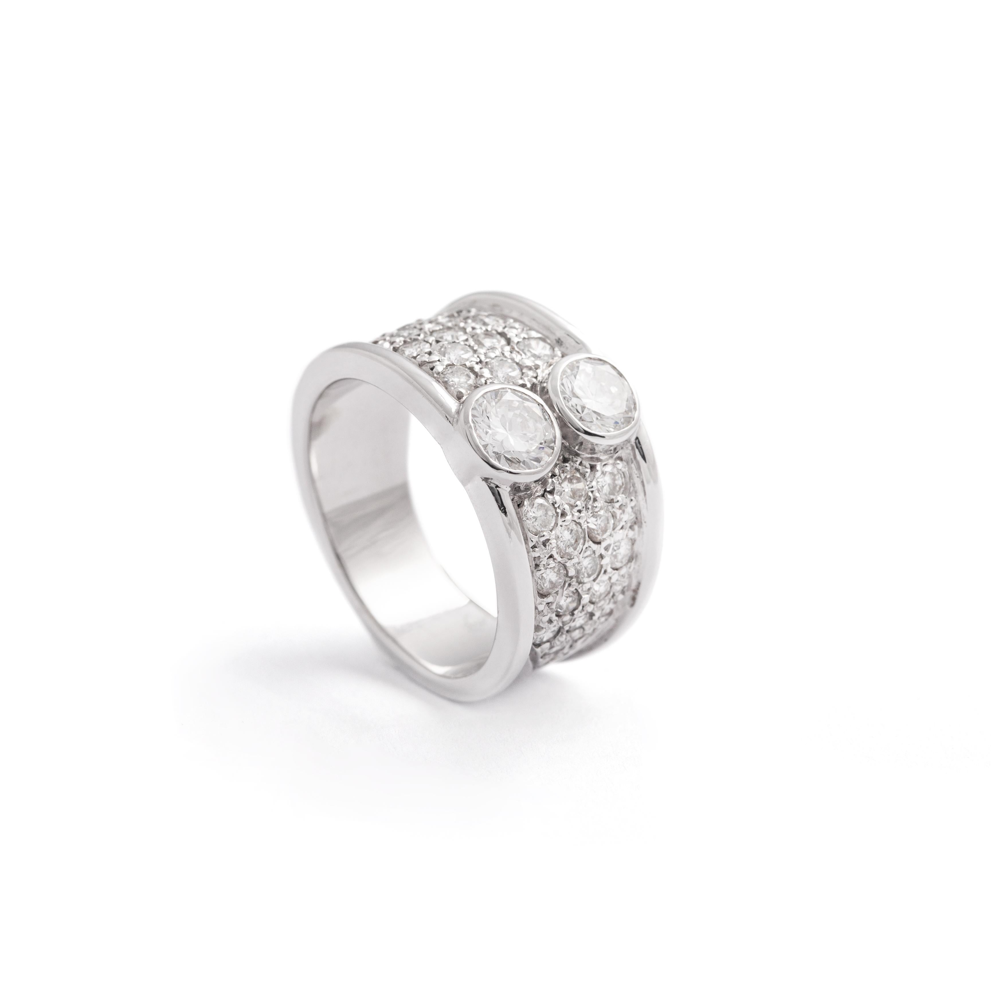 Diamond White Gold 18K Ring.
Ring Width: 0.60 centimeters up to 1.10 centimeters.
Size: 55.
Total weight: 11.66 grams.
