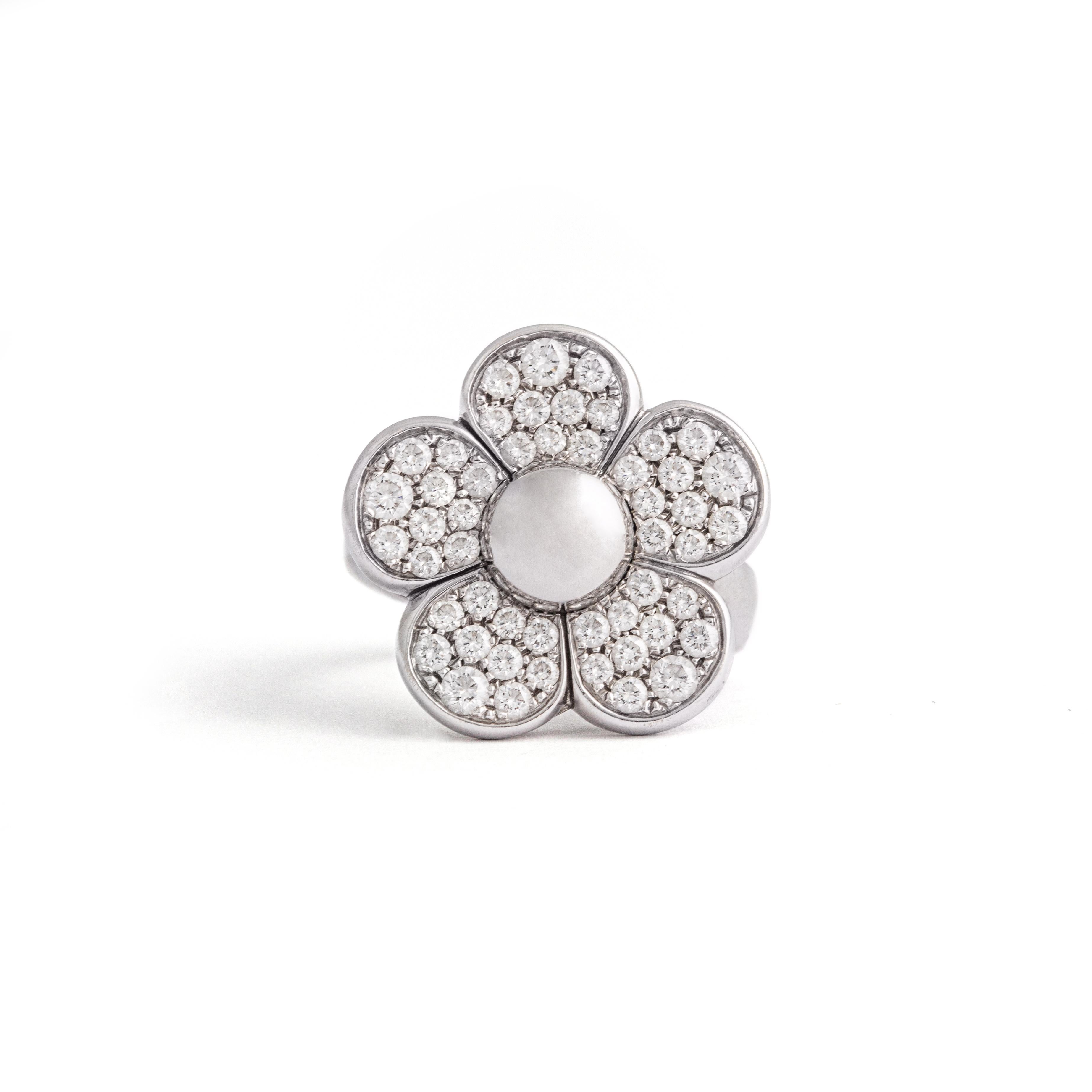 Bague à fleurs en or blanc 18K avec diamants.
Signé Schreiber.
Poids total : 14,76 grammes.
Taille : 8.25