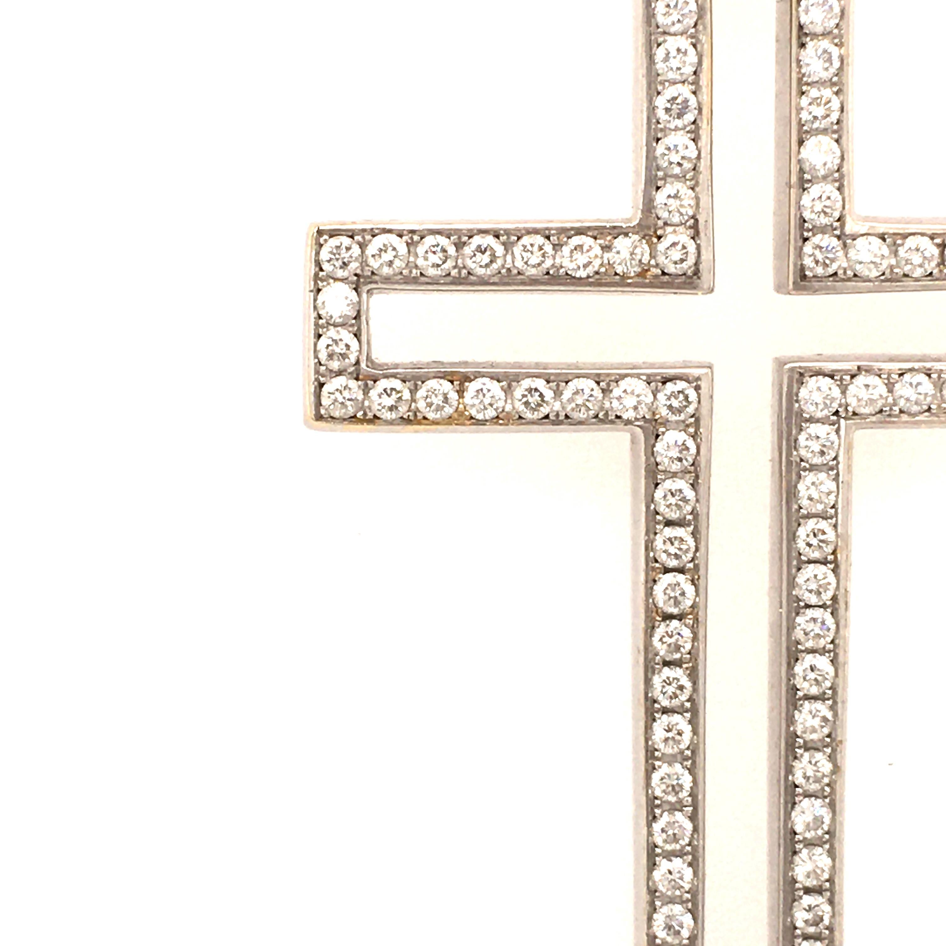Taille ronde Pendentif croix en or blanc 750 avec diamants en vente