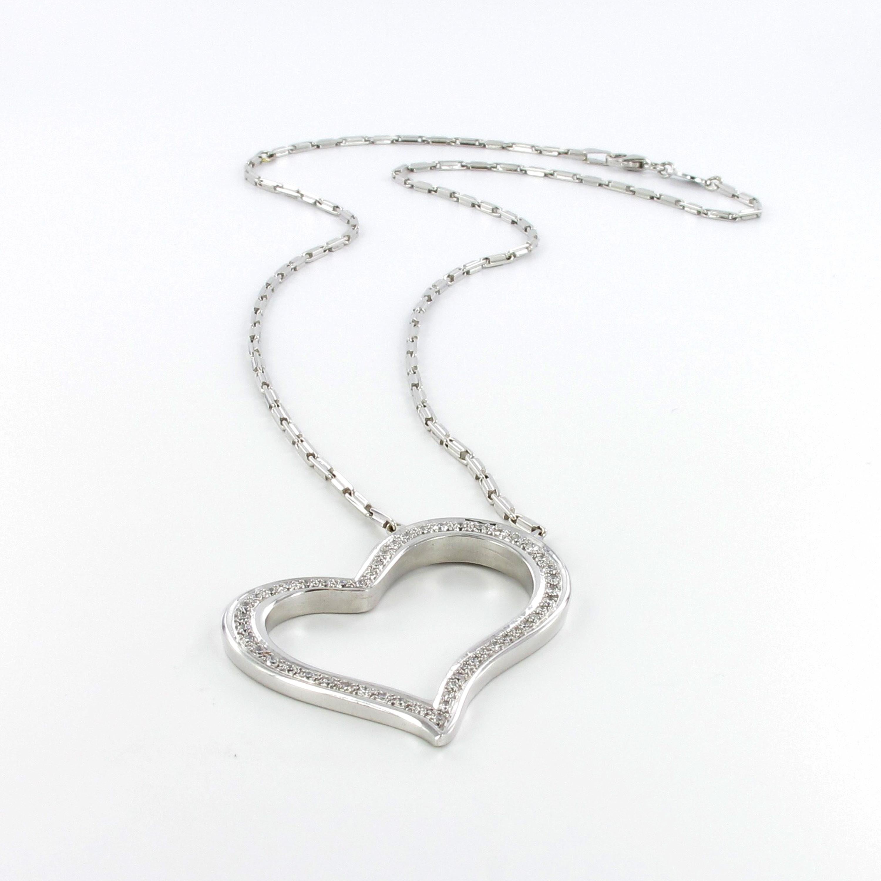 Taille ronde Pendentif cœur en or blanc 750 avec chaîne et diamants en vente