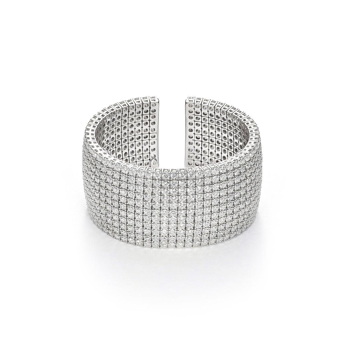 Bangle in 18kt white gold set with 628 diamonds 49.15 cts G VS1    