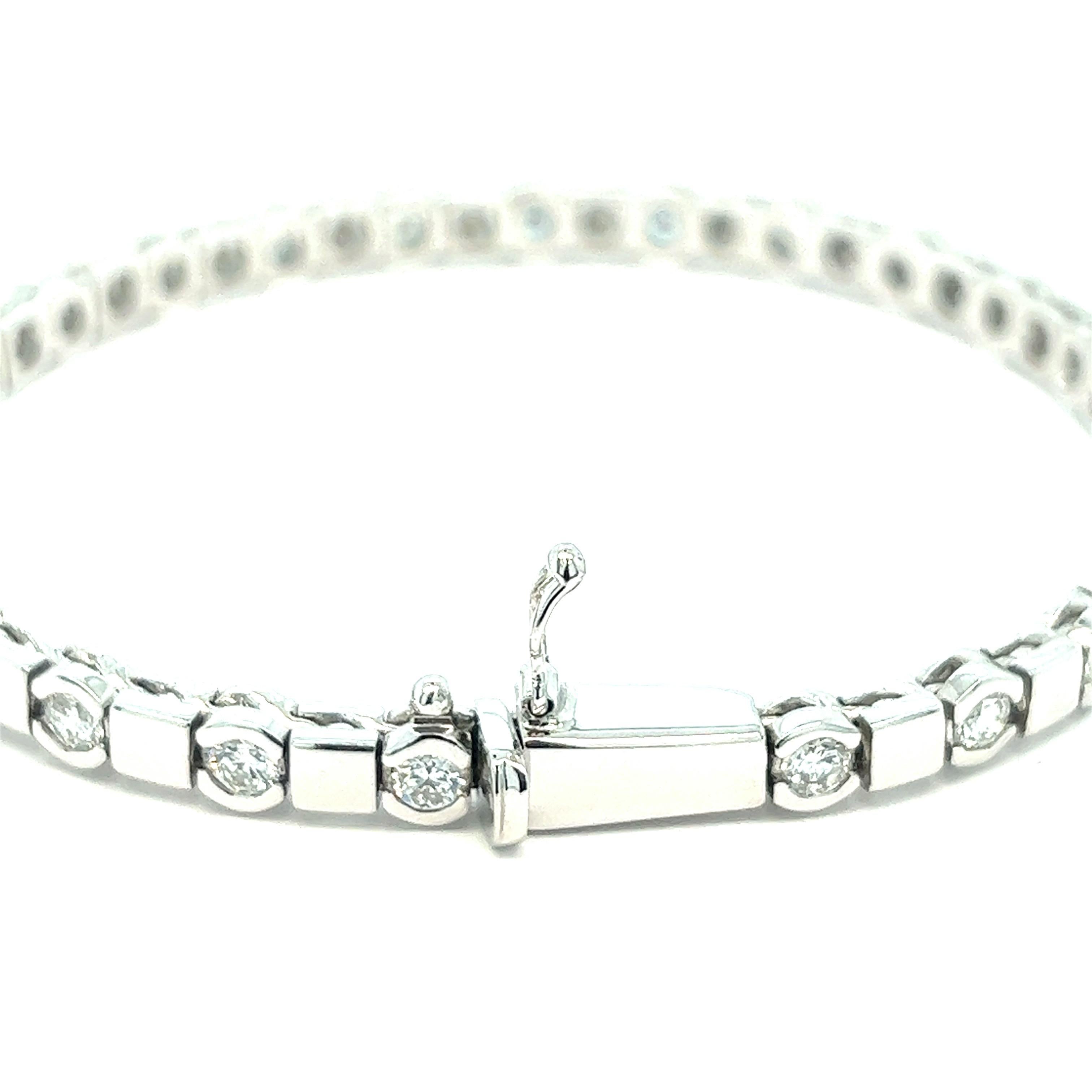 Diamond white gold bracelet, made in Italy

Very nice and white round-cut diamonds of 2.50 carats, 18 karat white gold; marked 750, Recarlo 

Size: width 0.31 inch, length 7.13 inches
Total weight: 20.0 grams