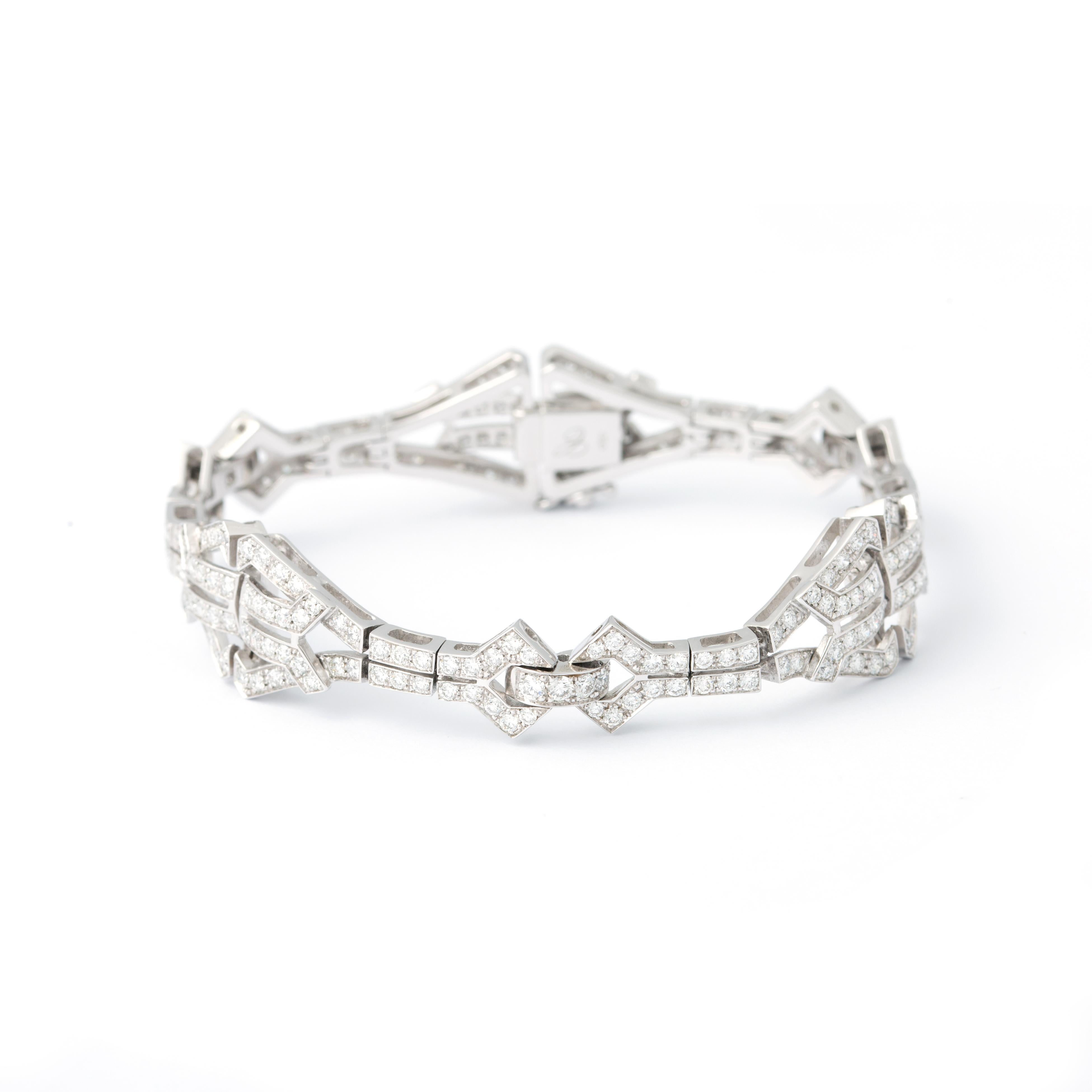 Bracelet in 18kt white gold set with 255 diamonds 4.52 cts.

Length: 17.50 centimeters (6.89 inches).

Width on the top : 1.40 centimeters (0.55 inches).

Total weight: 25.51 grams. 