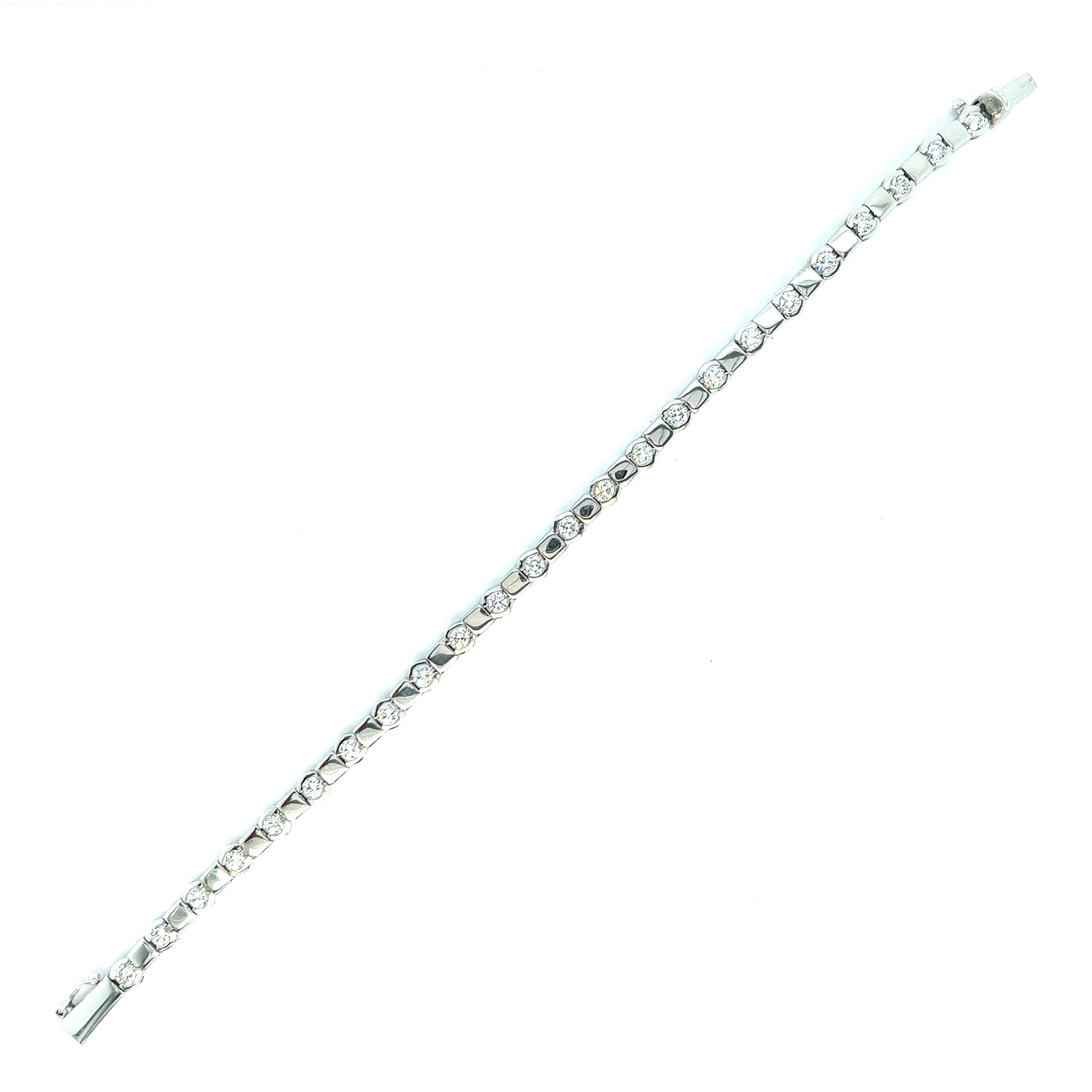 Diamond White Gold Bracelet In Excellent Condition For Sale In New York, NY