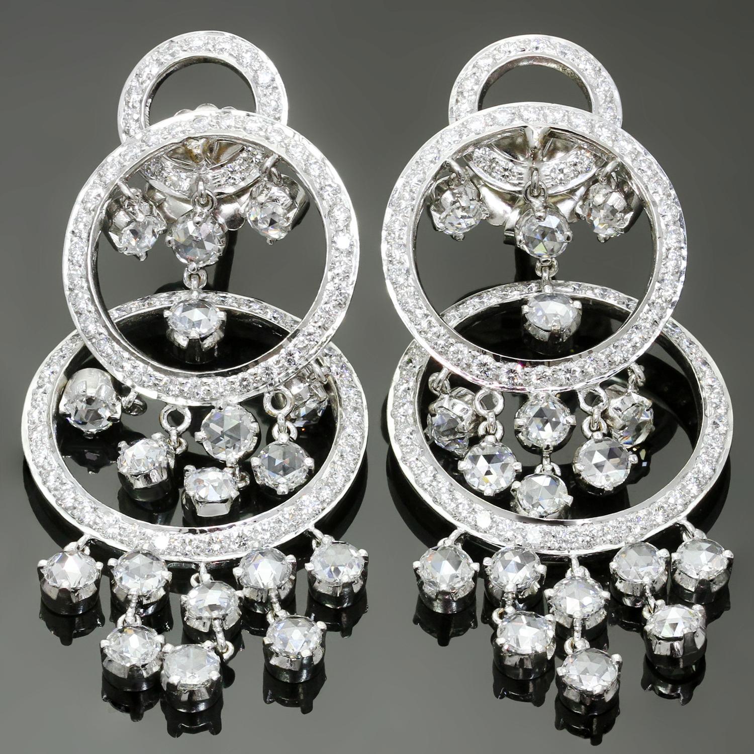 Diese exquisiten, modernen Ohrringe haben ein fabelhaftes Kronleuchterdesign, das aus 18 Karat Weißgold gefertigt und mit 170 Diamanten im Vollschliff mit einem geschätzten Gewicht von 4,25 Karat und 36 Diamanten im Rosenschliff mit einem