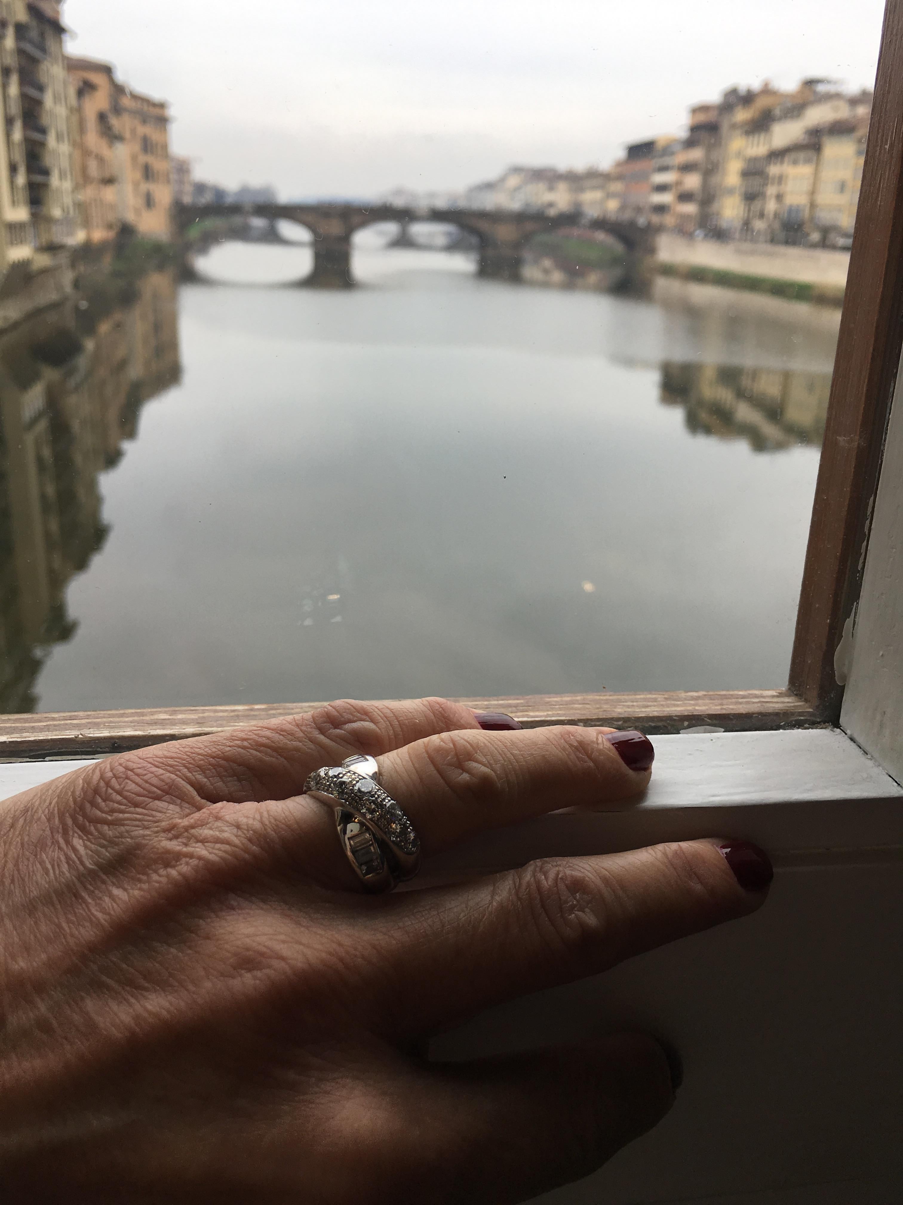 Diamond White Gold Crossover Engagement Ring In Excellent Condition In Firenze, IT