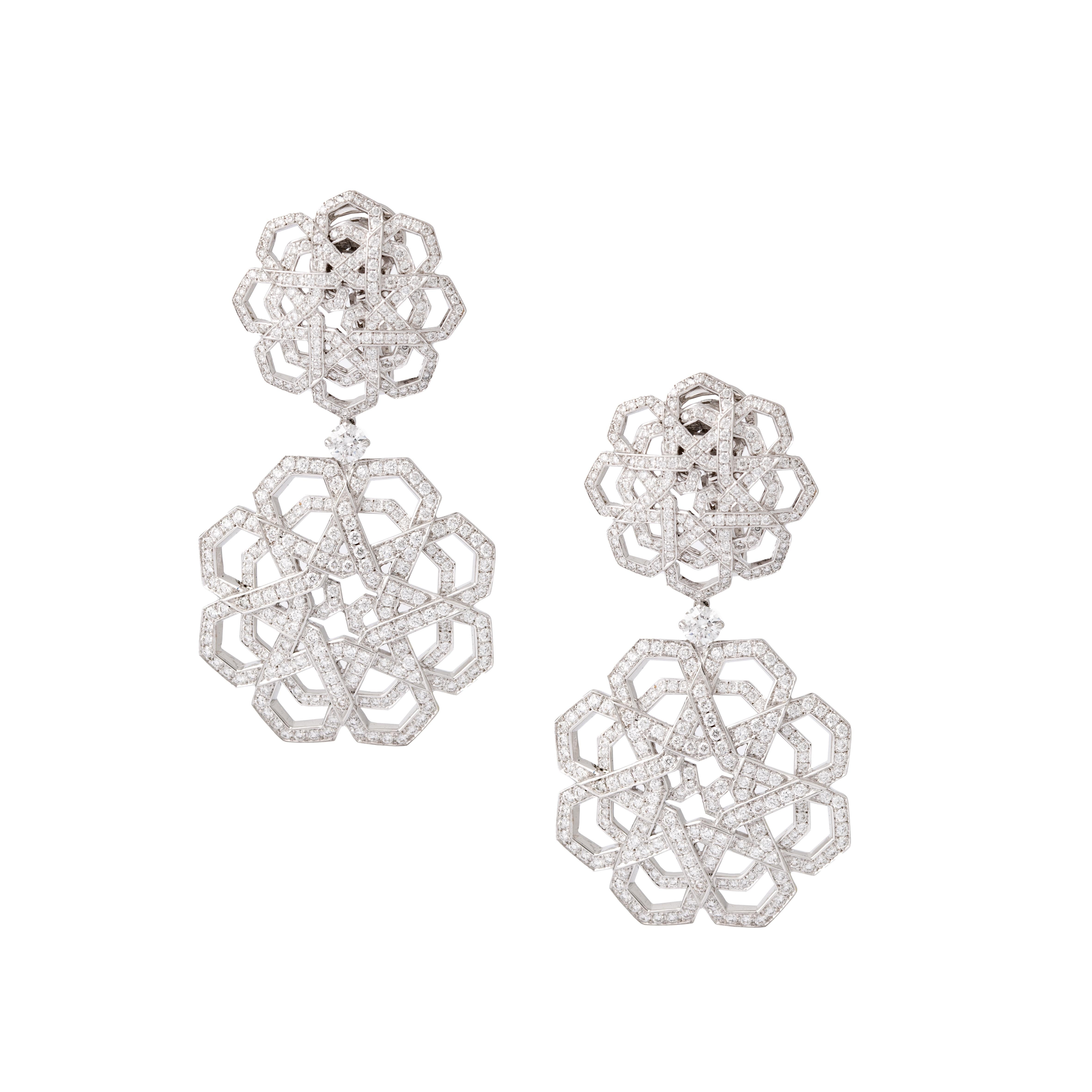 Earrings in 18kt white gold set with 698 diamonds 2.77 cts.

Length: 4.70 centimeters (1.85 inches).

Maximum Width :2.80 centimeters (1.10 inches).

Total weight: 19.89 grams.