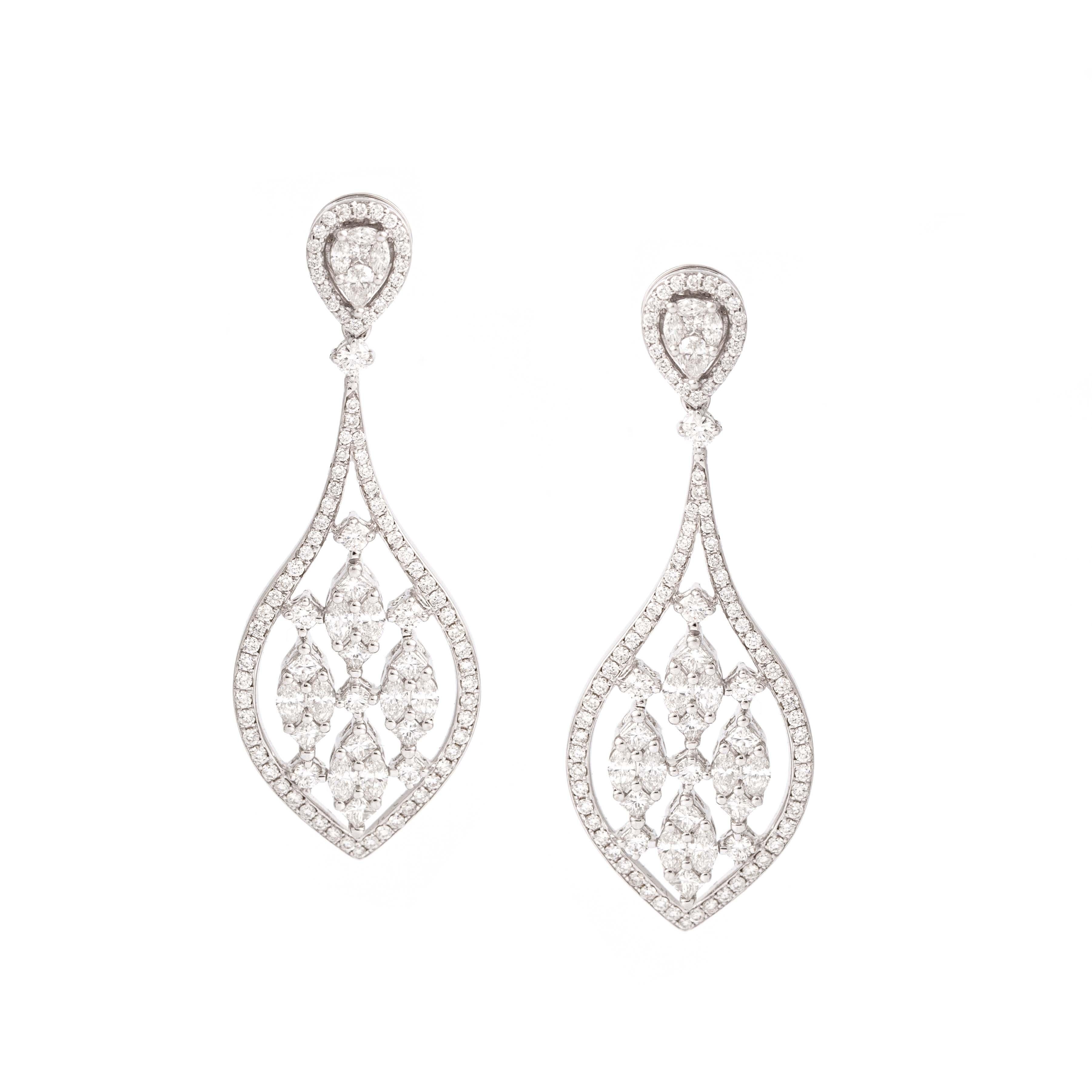 Boucles d'oreilles en or blanc 18 carats serties de 42 diamants taille princesse, marquise et poire de 1,61 ct et de 168 diamants de 1,26 ct.     

Longueur : 4,70 centimètres (1,85 pouces).

Largeur maximale : 1,70 centimètre (0,67 pouce).

Poids