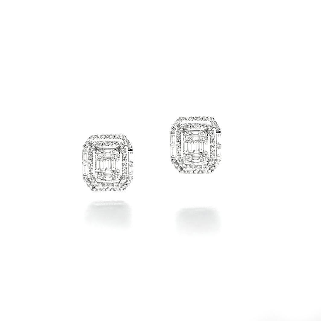 Boucles d'oreilles en or blanc 18 carats serties de 116 diamants de 1,02 ct et de 26 diamants taille baguette de 1,01 ct  