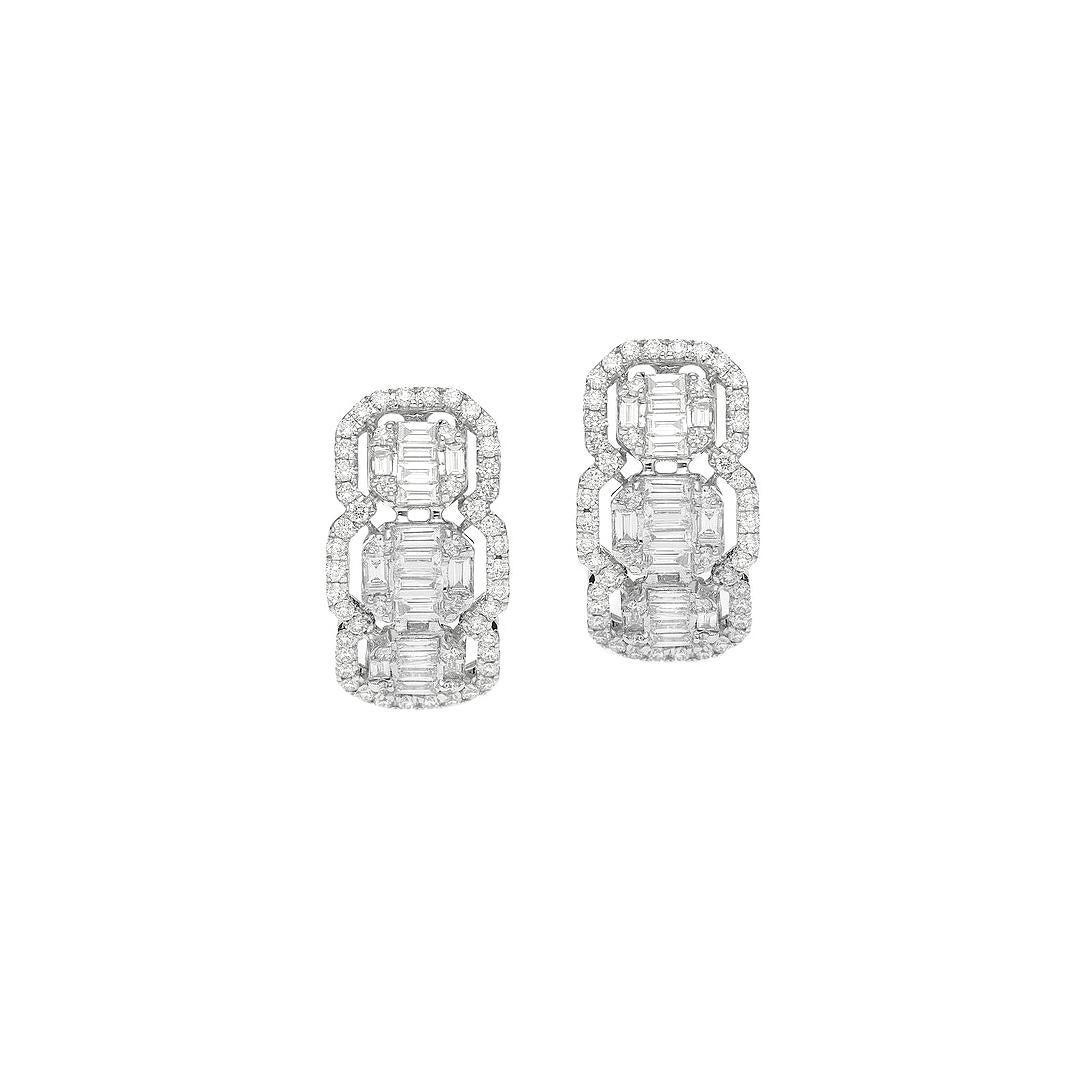 Boucles d'oreilles en or blanc 18 carats serties de 108 diamants de 0,64 ct et 36 diamants taille baguette de 0,88 ct 