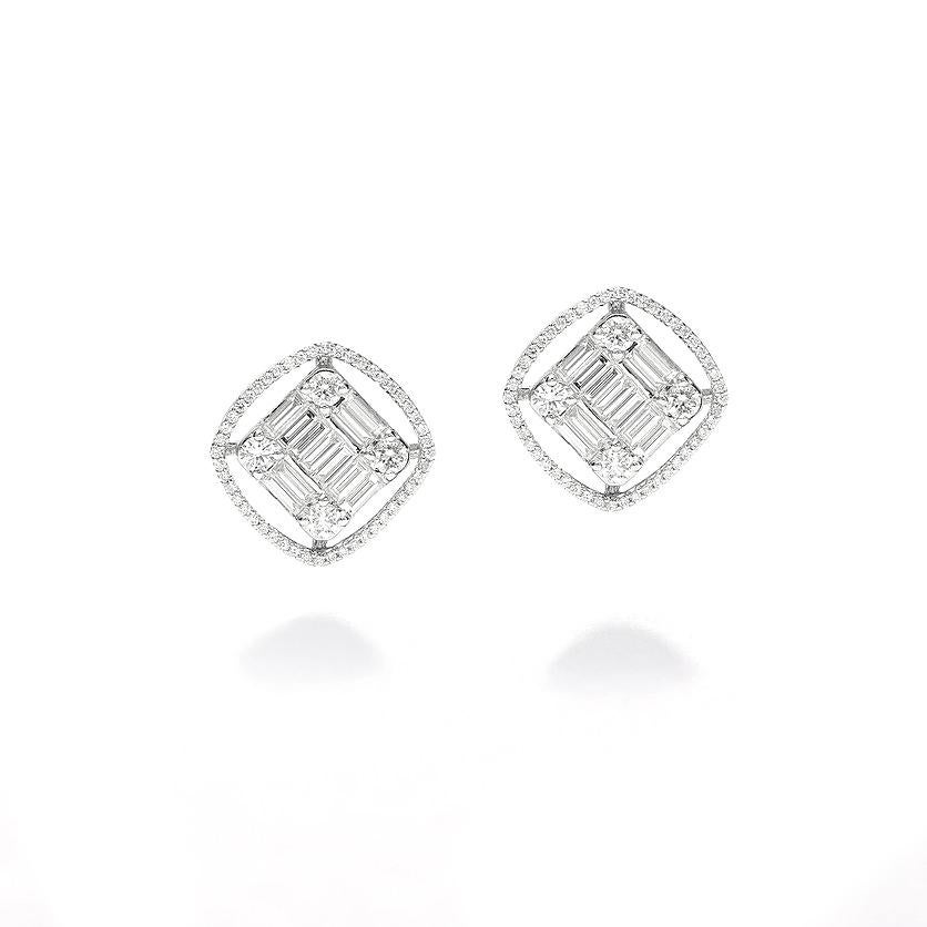 Boucles d'oreilles en or blanc 18 carats serties de 104 diamants de 1,10 ct et de 22 diamants taille baguette de 1,28 ct  