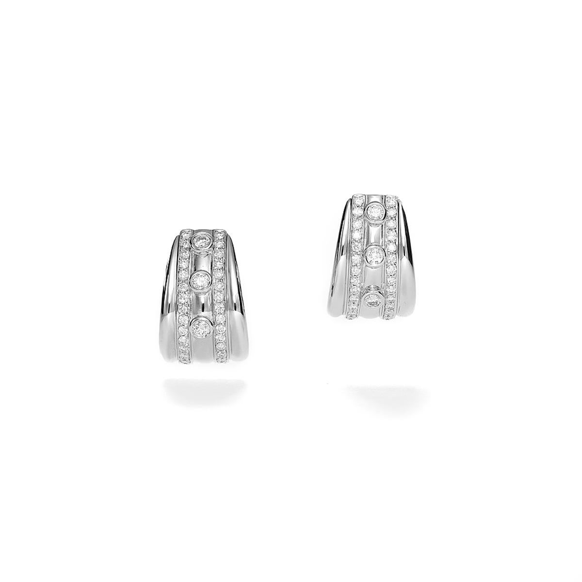 Contemporain Boucles d'oreilles or blanc et diamants en vente