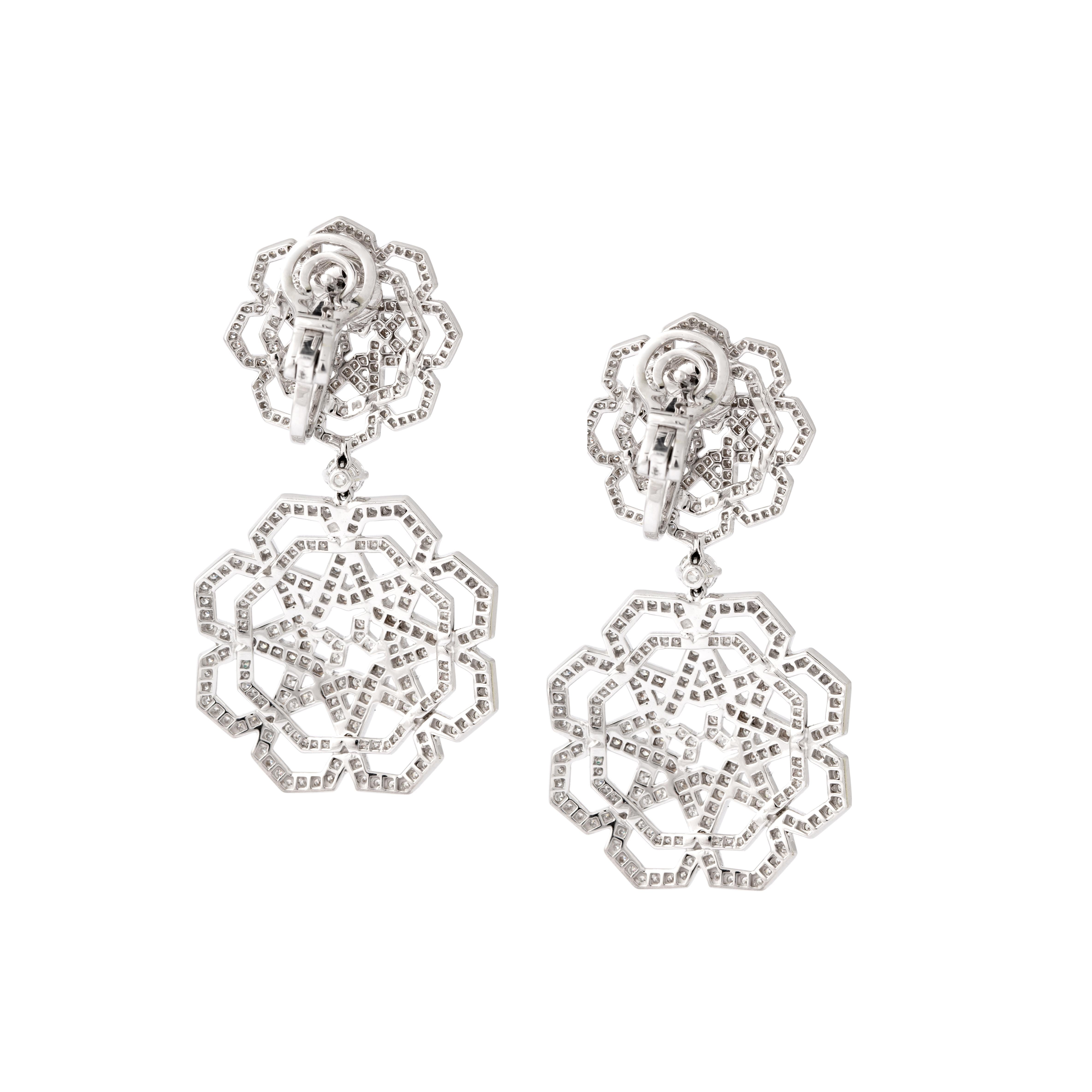 Contemporain Boucles d'oreilles or blanc et diamants en vente