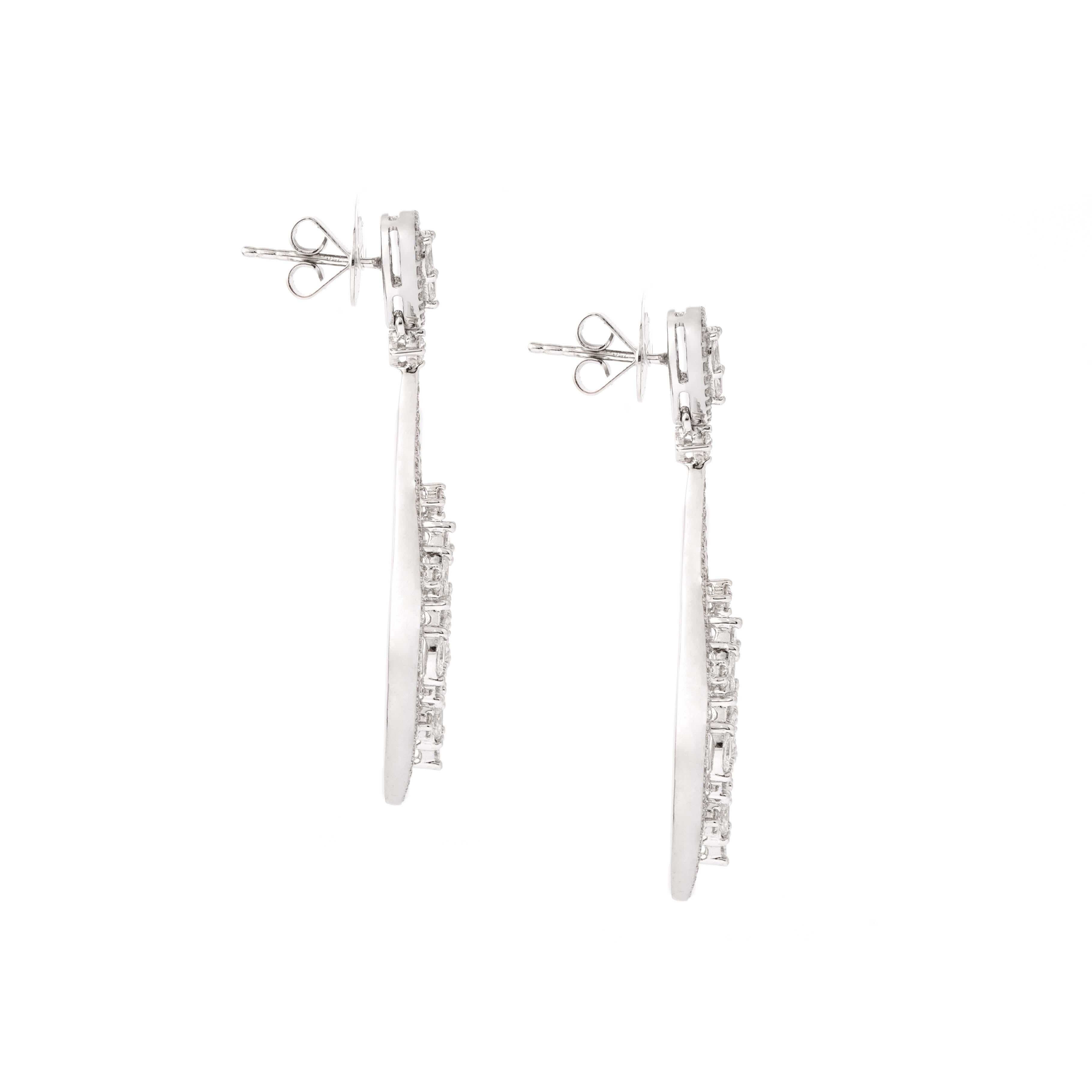 Taille ronde Boucles d'oreilles or blanc et diamants en vente