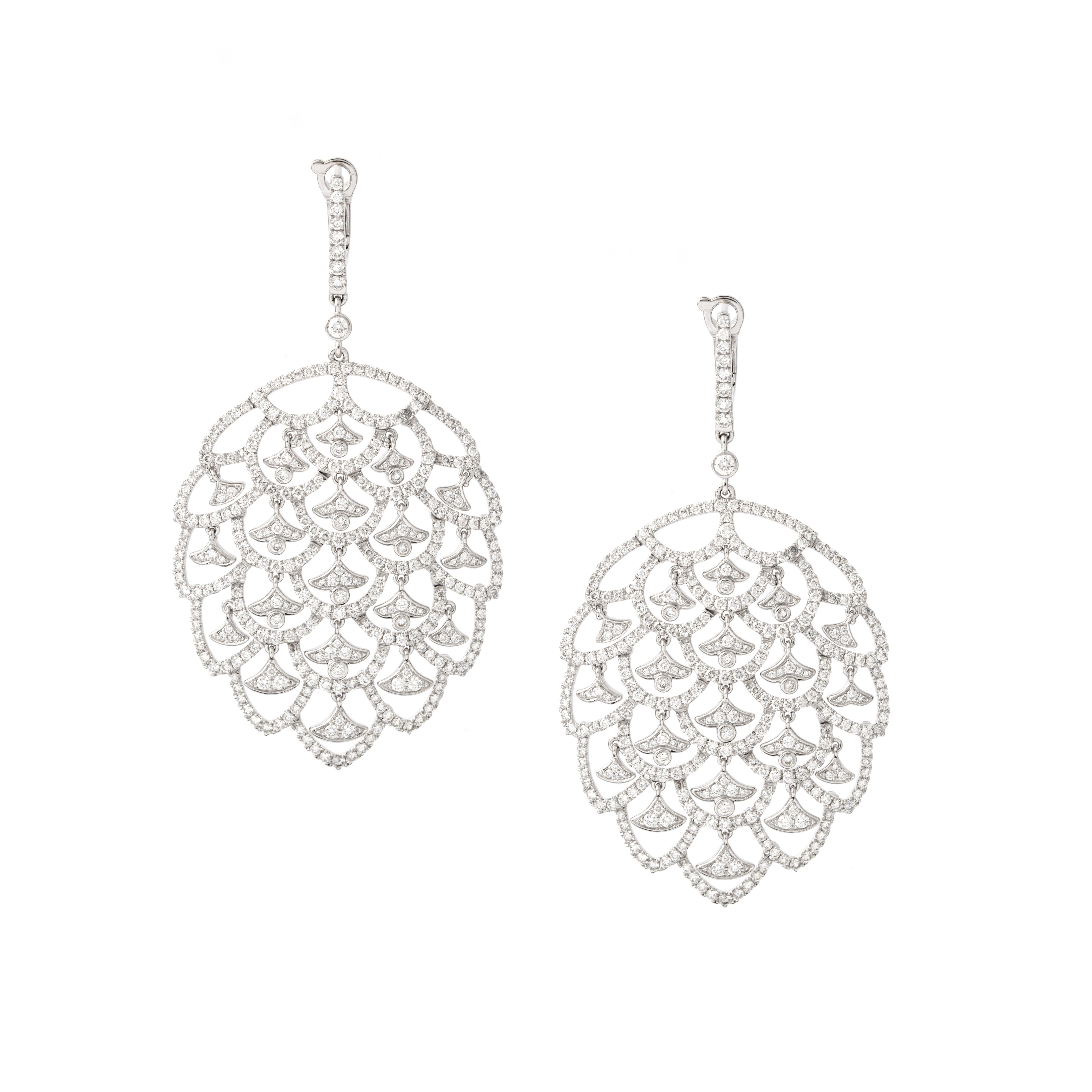 Earrings in 18kt white gold set with 664 diamonds 6.05cts.

Length: 7.00 centimeters (2.76 inches).

Maximum Width : 4.00 centimeters (1.57 inches).

Total weight: 29.12 grams.