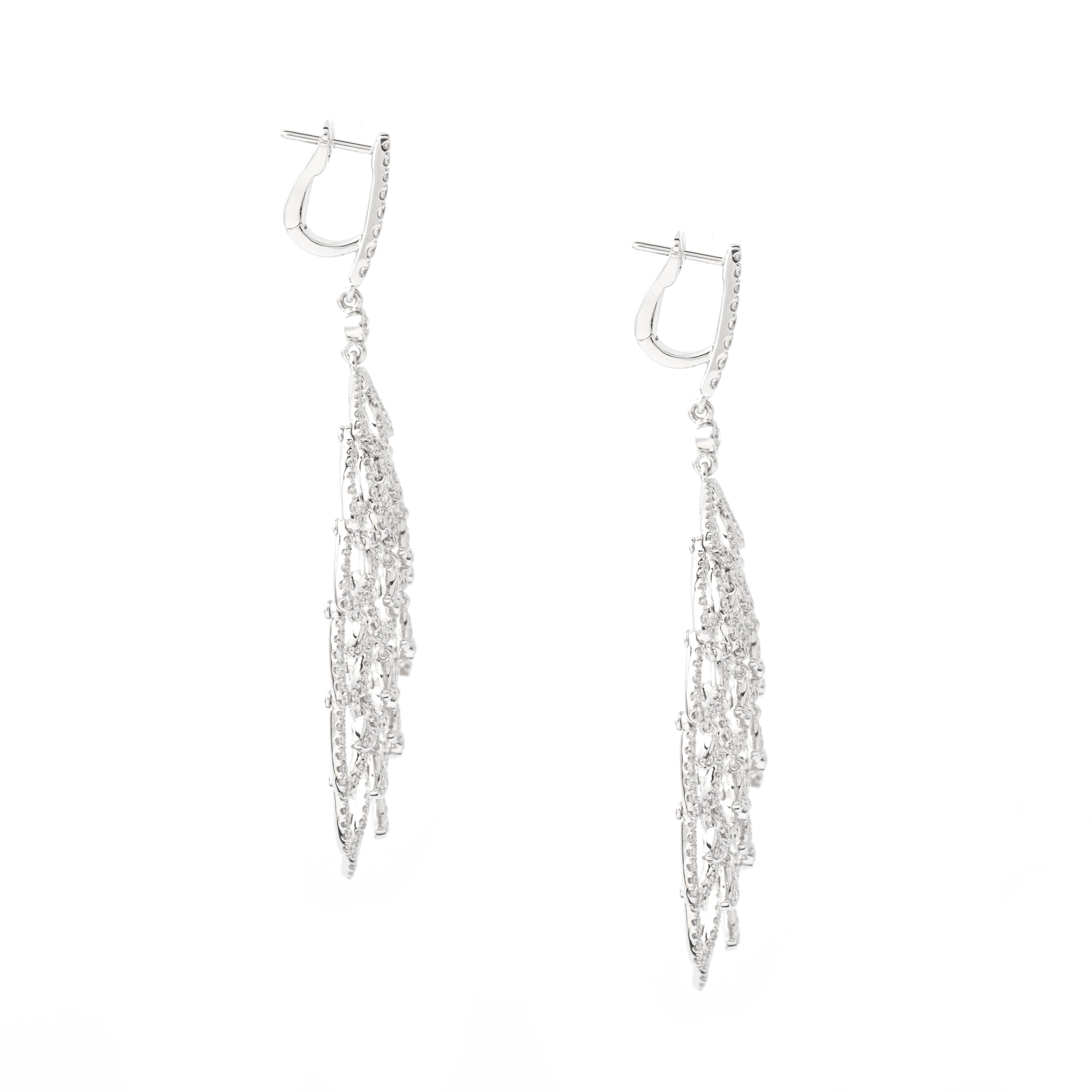 Taille ronde Boucles d'oreilles or blanc et diamants en vente