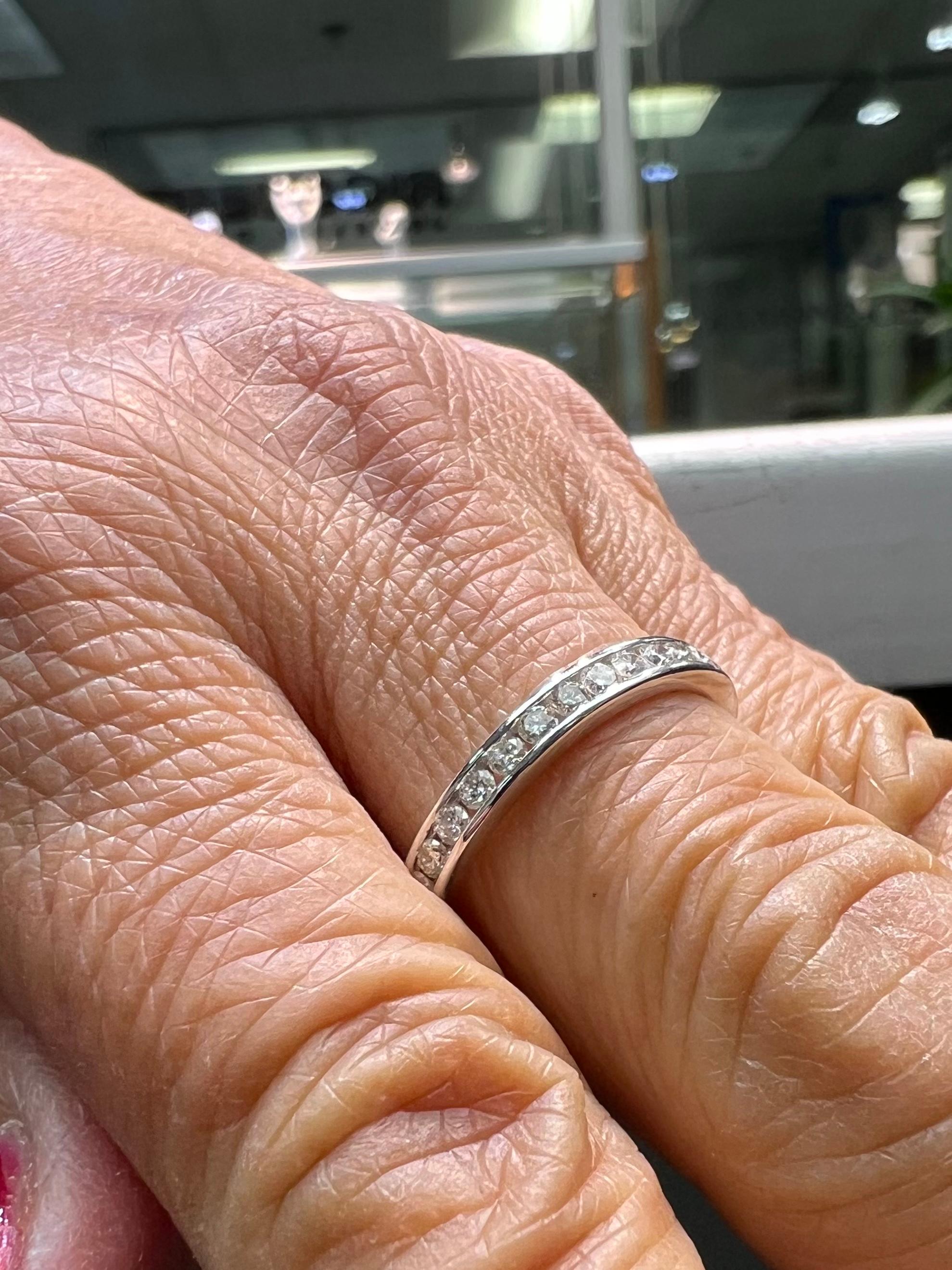 Eternity-Ring aus Weißgold mit Diamanten, Größe 8,25 für Damen oder Herren im Angebot