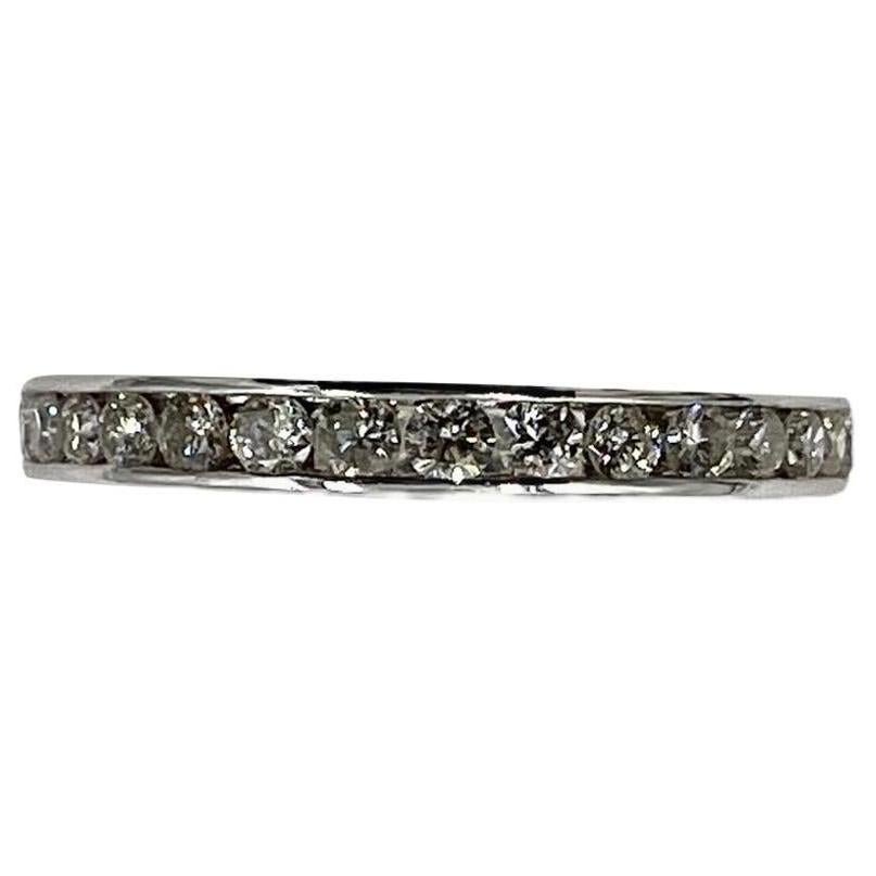 Eternity-Ring aus Weißgold mit Diamanten, Größe 8,25 im Angebot